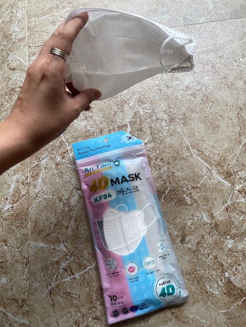 Khẩu trang mỏng và ngắn so với KF94 thật. Ko như ý mình lắm Khẩu trang mỏng và ngắn so với KF94 thật. Ko như ý mình lắm