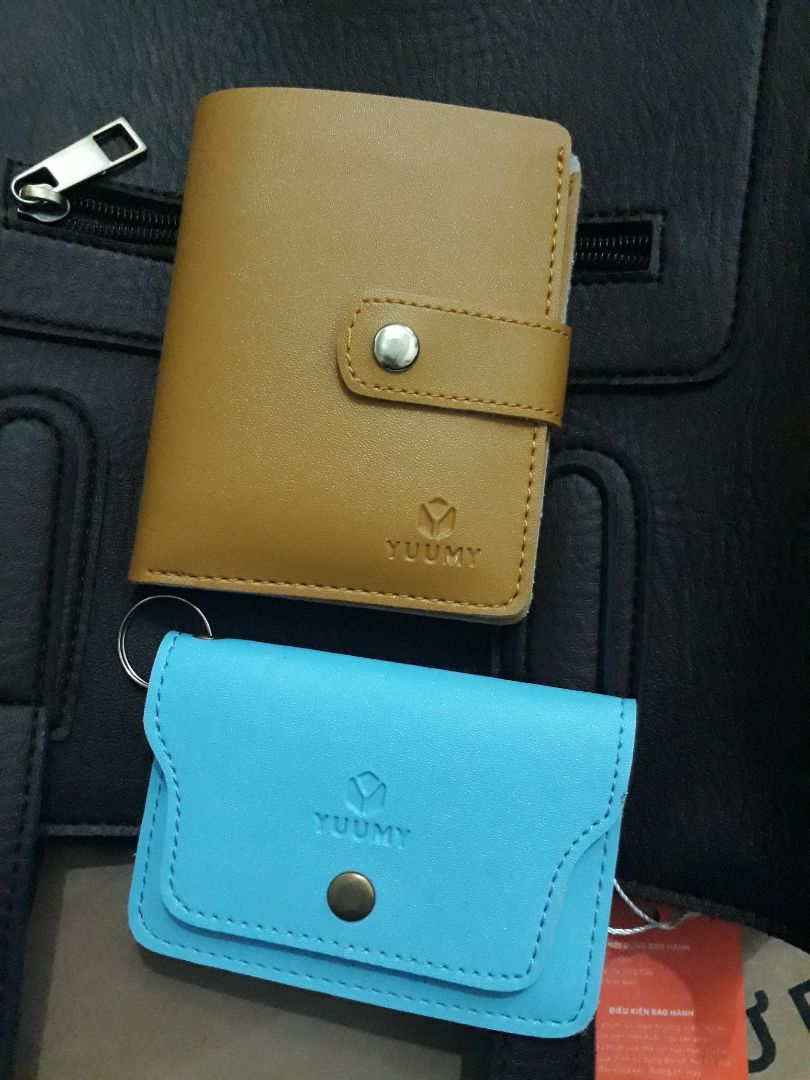 Giao hàng nhanh, mình mới đặt hôm 15/3, 17/3 đã nhận được hàng rồi. Giá 269k, áp dụng mã giảm giá vs thanh toán qua *** là còn 239k, được tặng thêm 2 ví nữa, cái ví màu xanh thì hơi dính bẩn 1 tí nhưng hàng tặng nên thôi không sao. Trước khi đặt cũng sợ bị giao nhầm mẫu vs túi không đẹp như hình, nhưng khi nhận hàng thì thấy túi đẹp, da mềm, đường may gọn gàng và khá kỹ càng, ưng cái bụng.