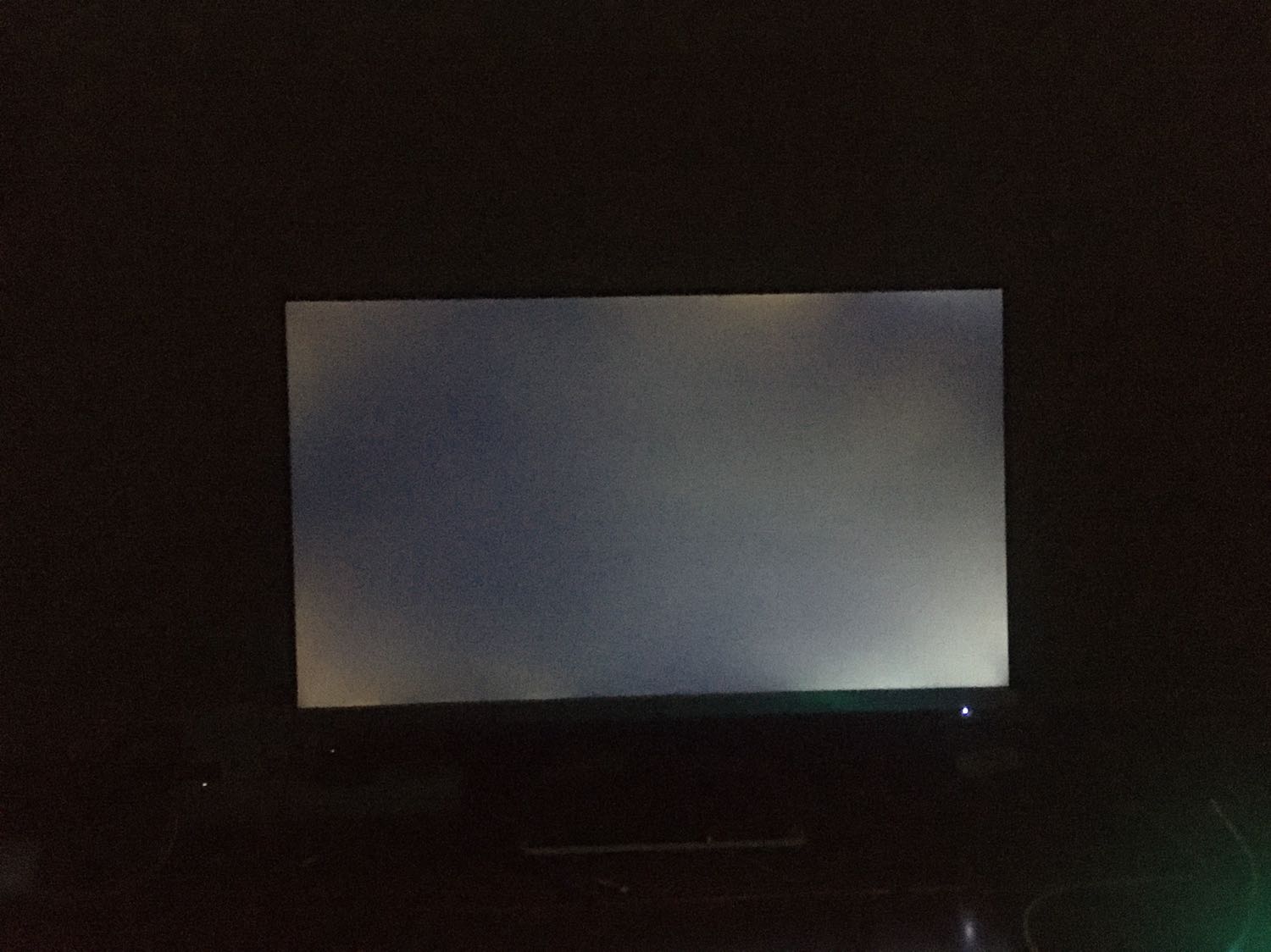 Màn hình hở sáng nhẹ . Hoàn thiện tốt . Nhưng không điều chỉnh cao thấp được