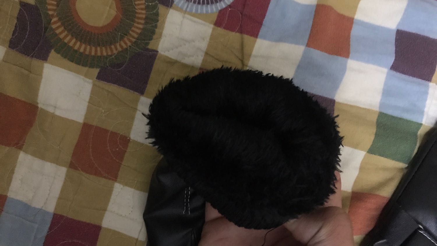 Gang tay đẹp. Da bóngđộ co giãn tốt. Đường may chắc chắn. Thiết kế được biệt cho phép thoải mái dùng điện thoại cảm ứng luôn. Găng tay ấm tiện dùng. Lớp bên trong giống như nhung ấy đeo rất dễ chịu và ấm, không có cảm giác cấn tay. Sản phẩm tốt 5 sao.