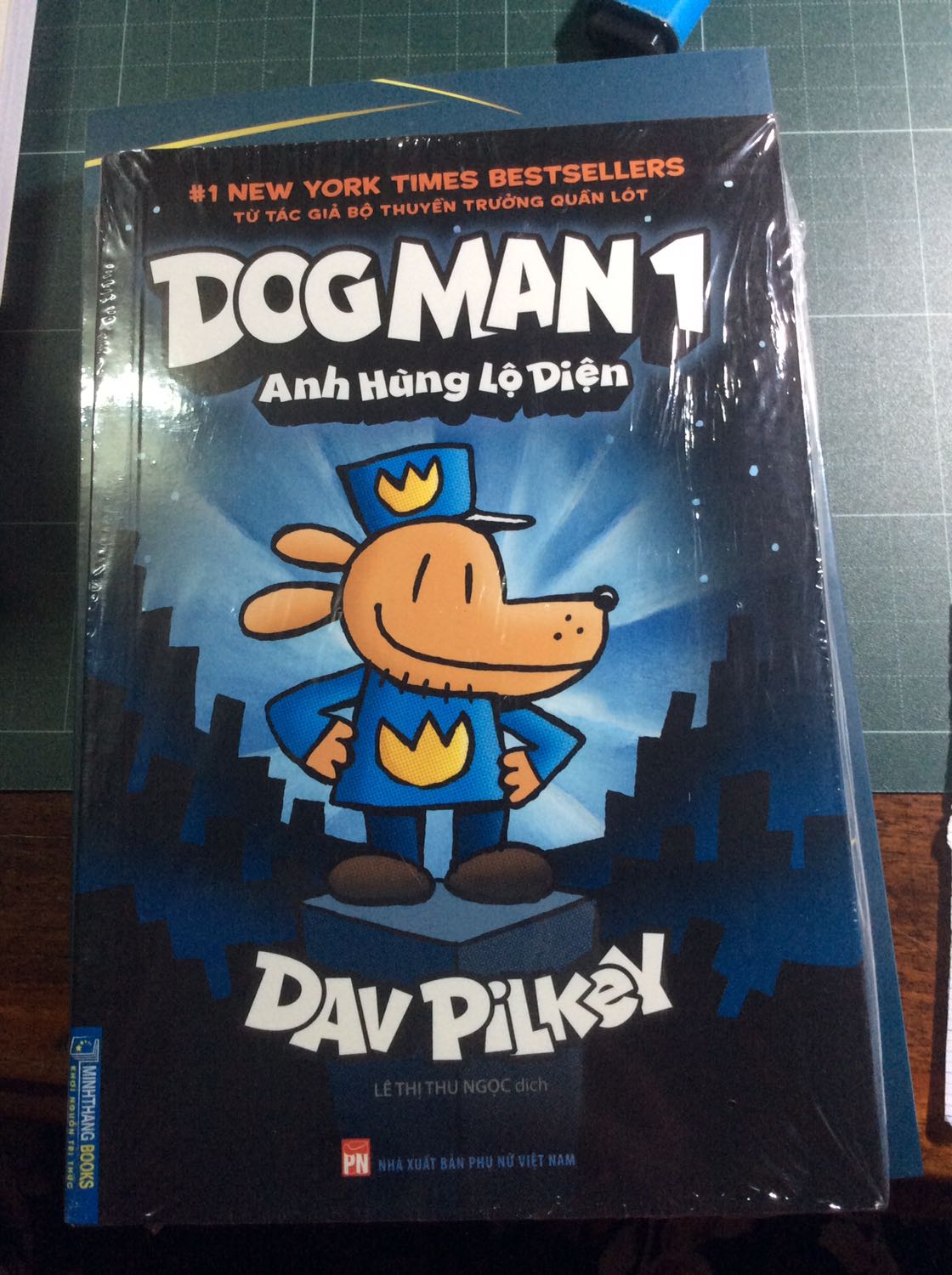 Truyện còn nguyên seal, dog man dễ thương lắm luôn. Không nghĩ một đứa teen edgy như mình lại cười vỡ bụng trước các trang truyện hài hước, đáng yêu như thế này, sự phi lý được đẩy lên tận cùng để gây cười và nó buồn cười thật, không phải tự nhiên cuốn truyện đứng top trong bảng xếp hạng truyện tranh của Mỹ năm 2019