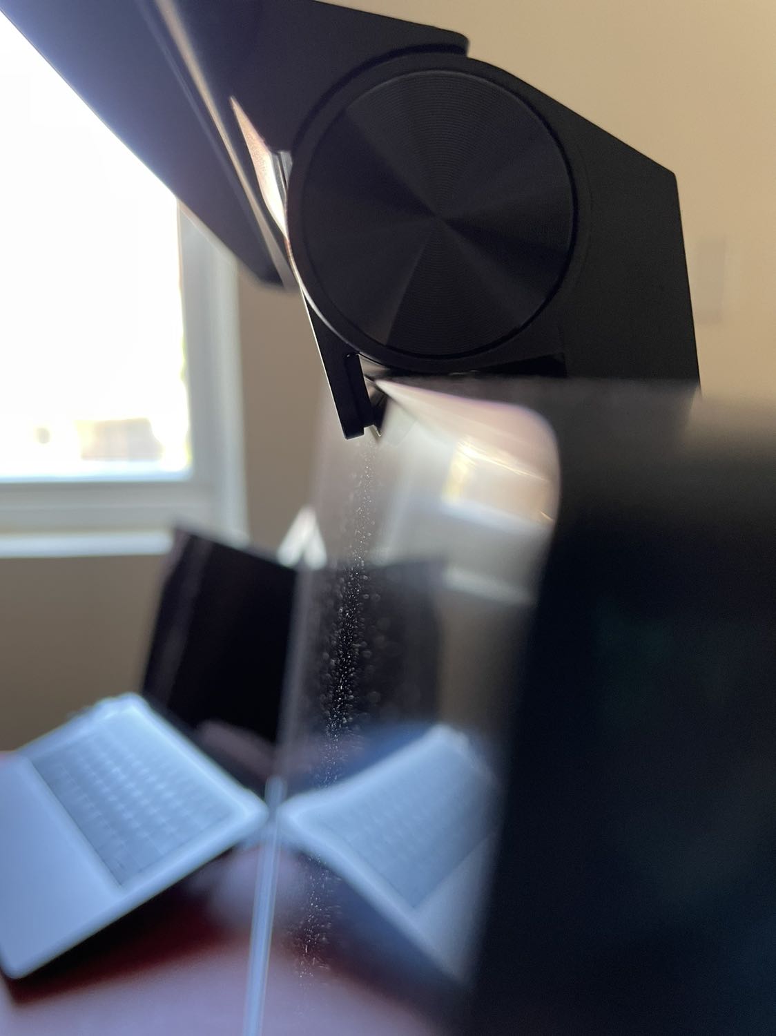 Hình đăng và hàng nhận được là 2 loại khác nhau dù mình đã hỏi shop rất kỹ trước khi mua là hàng nhận được có đúng như hình chụp không thì shop xác nhận là đúng nên mới mua, và cái kết... Loại này kẹp thẳng vô nền màn hình nên nếu viền màn hình mỏng sẽ làm hỏng màn hình.
Mình tháo cái lò xo trong cái kẹp ra để nó chỉ gác lên trên màn hình dùng tạm vậy, đổi trả mất công.