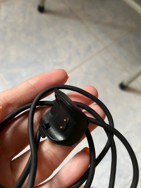 Sạc k chính hãng nhìn bự hơn với k có mã code, dây cũng dài với khác nhưng nói chung sạc nhanh, ok, sạc chính hãng tự nhiên hư may mà có bán