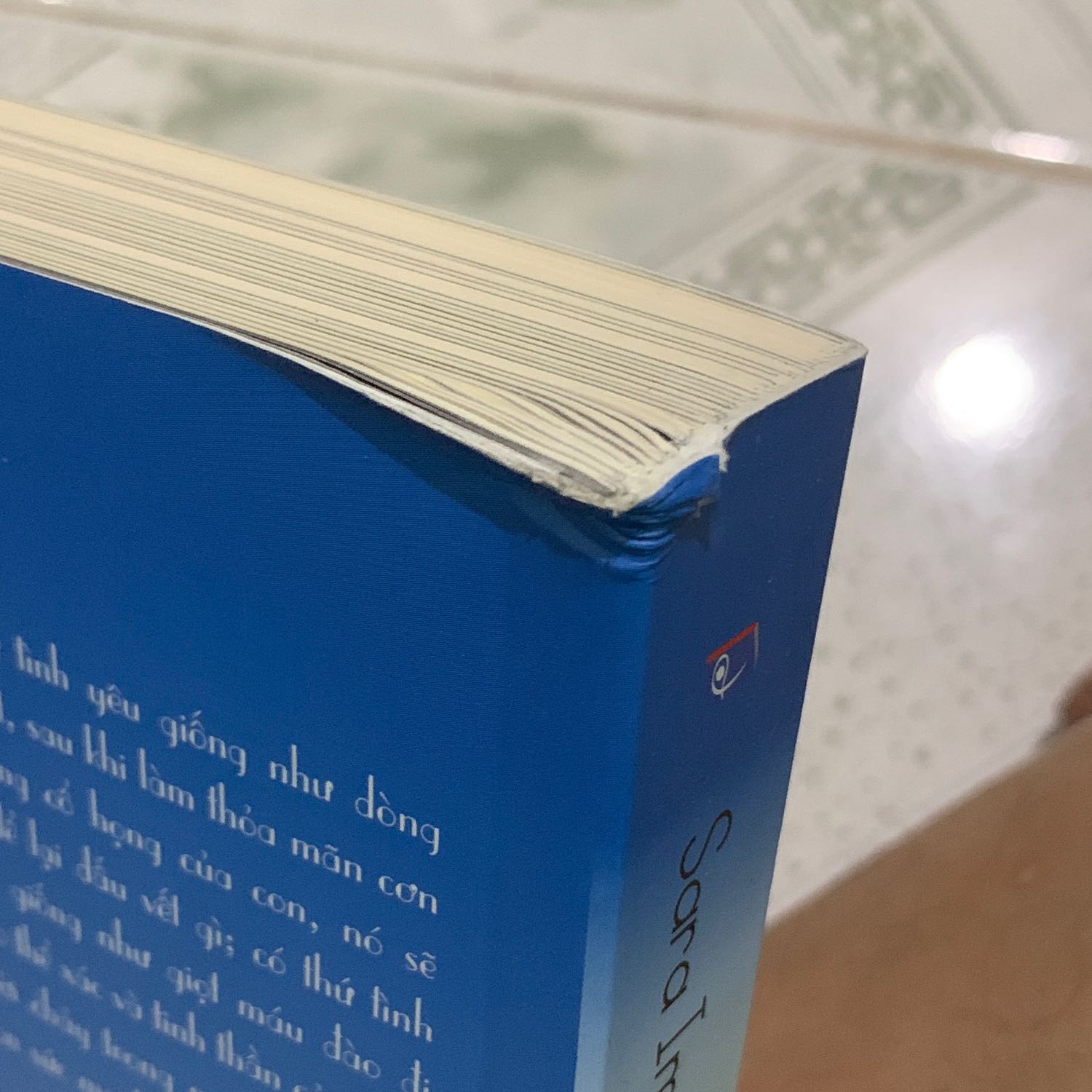 Đóng gói bằng một lớp các tông là không đủ để bảo vệ sách. Đề nghị các bộ phận đóng gói phân phối giao nhận áp dụng các biện pháp khoa học sao cho sách không bị móp méo khi đến tay người nhận. 
 Ngoài ra, người đọc sách rất cần tờ đánh giấu trang (bookmark). Nếu nhà sách tặng một tờ kẹp cùng thì thật sự biết ơn.