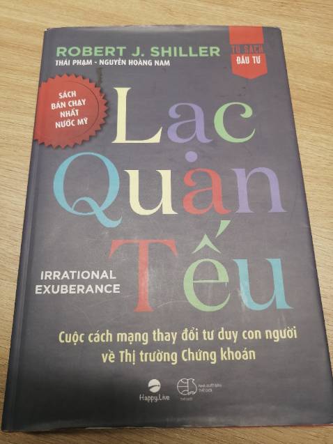 Đầu tư mà không hiểu vĩ mô, xu hướng thị trường hay các yếu tố tài chính/lạm phát/lãi suất ảnh hưởng thế nào đến thị trường là dở rồi. 

May mắn thay mình tìm được cuốn Lạc Quan Tếu, viết bởi một giáo sư kinh tế đạt giải Nobel, nghe cái tên tưởng hài hước mà ý nghĩa sâu cay dã man. 

Sách rất đáng tiền để mua nha, chất lượng in tốt, giấy thơm và Tiki giao hàng siêu nhanh. 

5 sao to cho Happy Live 😘