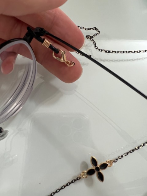 Không biết do mình xui hay hàng không được chất lượng tốt. Vừa lấy ra luôn, còn mới toanh, đã bị đứt như này :(