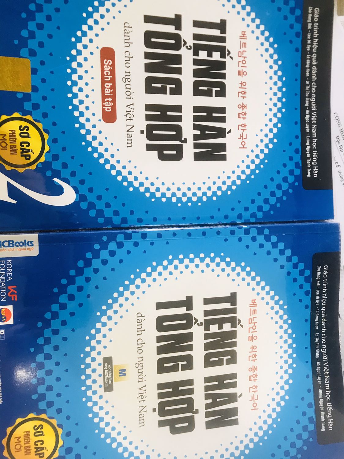 Không đùa được đâu mọi người ơi, mua sách màu có động lực với thu hút mình hơn, sách phát hành có bản quyền, chất lượng giấy tốt, săn được giá sale còn rẻ hơn đi mua bản lậu nữa ạ, nên là mọi người nên mua trên đây nhé. Quá tuyết vời ạ