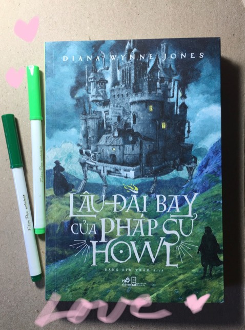 Sách được bọc chống sốc kĩ càng, bị móp tí thôi ko sao nè. Giao tầm 3 ngày là nhận được. Bìa xinh lắm, kiểu thần tiên nhiệm màu. Mình có xem phim này do Ghibli sản xuất và rất mê nên phải mua sách về đọc🌟💖 mãi iuuuu🫶😆❤️