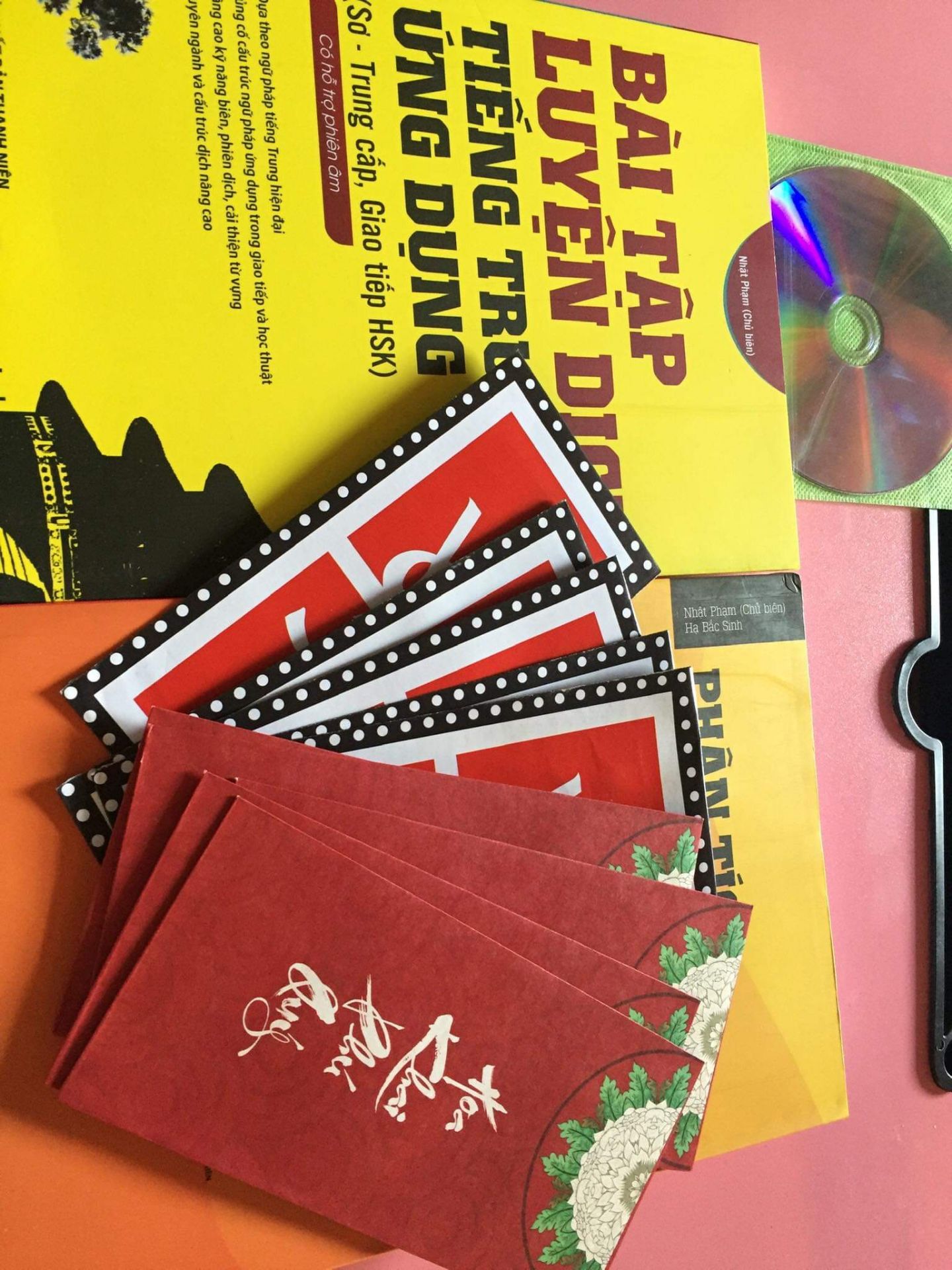 Ship khá là nhanh nhá, sách oke lắm luôn á, đẹp rõ nét, có từng lời giải cho từng bài, shop còn tặng kèm đĩa CD và quà nữa, cute xỉu luôn á, mình có quay video khui hàng mà lỡ xoá mất rồi. Còn về phần sách bạn nào còn do dự thì mua luôn đi, hữu ích lắm nhaaa. Cảm ơn shop vì món quà ạ