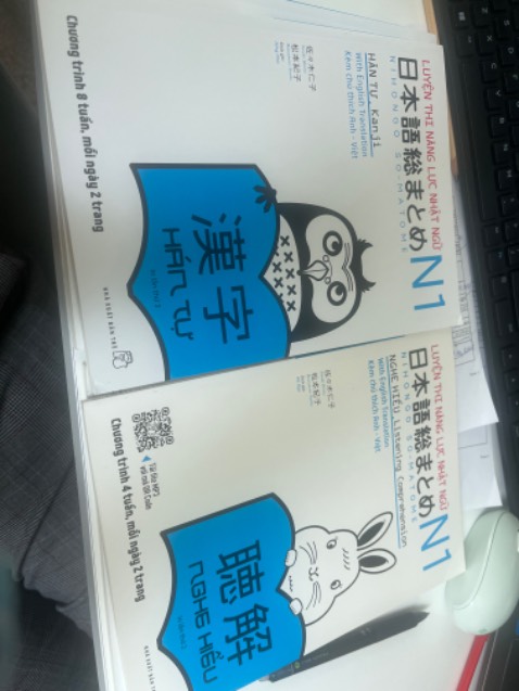 Màu sách mỗi quyển khác nhau. 
Mã QR code không tải được file nghe. Cứ bắt nhập ID, nhưng trong sách không có bất kỳ hướng dẫn gì liên quan hết.