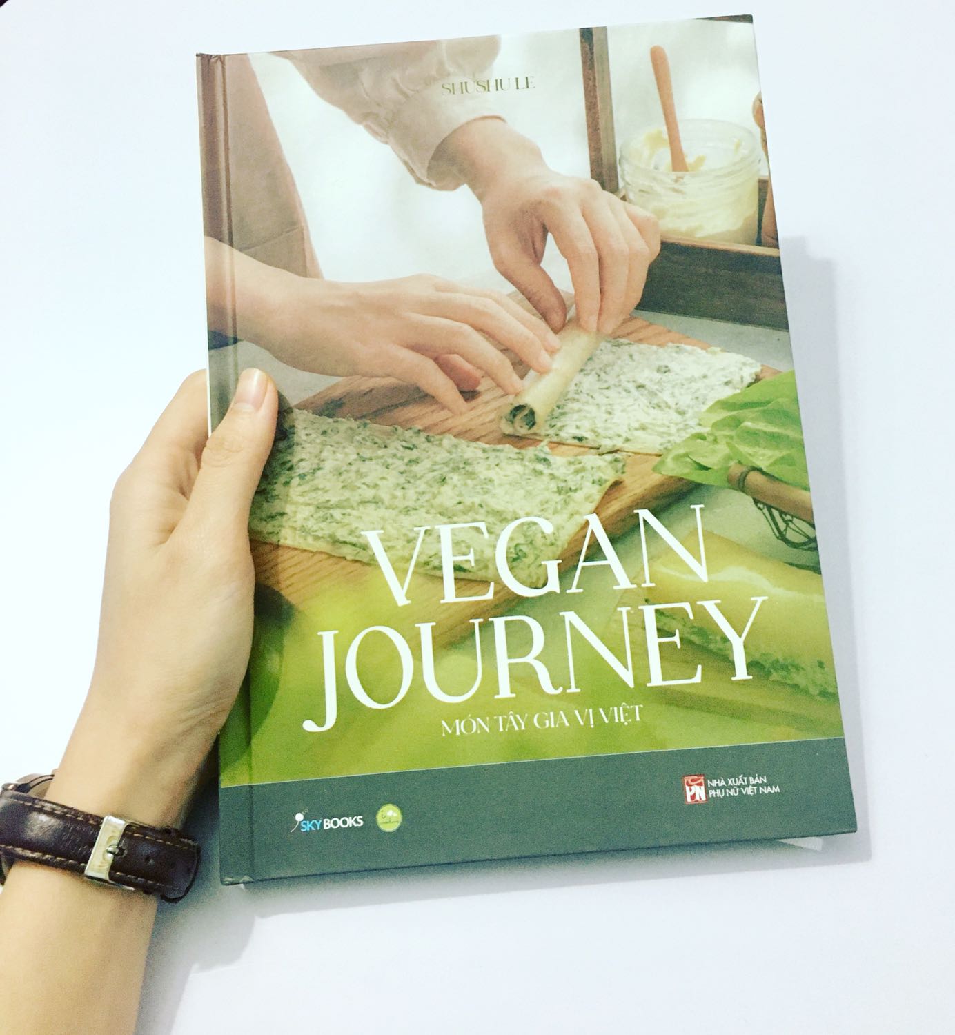 Sách bìa cứng, in màu rất đẹp. Đúng như tiêu đề của sách là món tây gia vị Việt, các nguyên liệu đều rất dễ mua ở Việt Nam. Mình đã theo dõi Shushu từ trước thế nên vừa biết bạn ấy có sách là mình mua ngay.