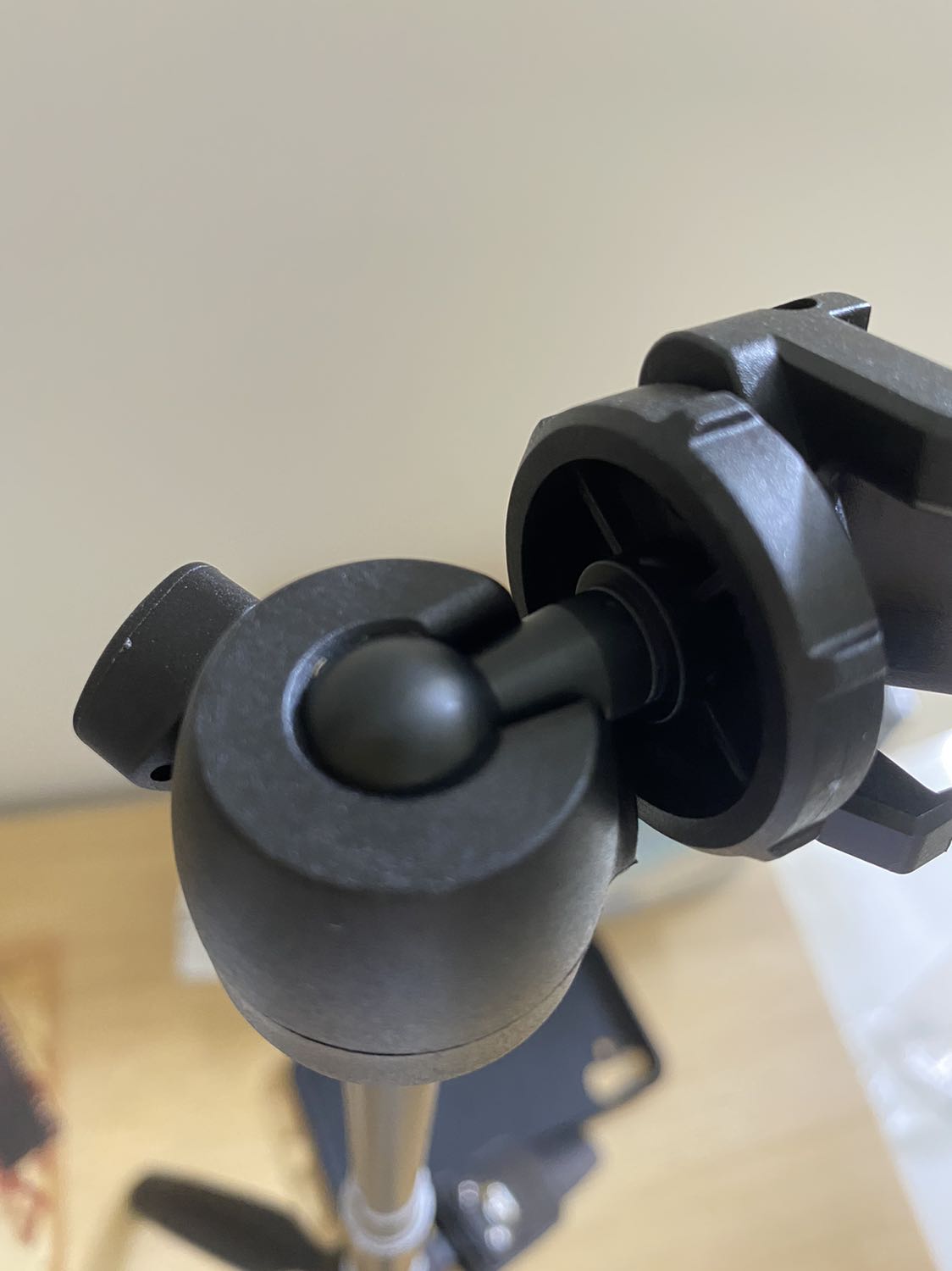 Hàng tốt, giá cầm chắc chắn thích hợp cho các bạn quay vlog khi di chuyển. Chân đế khá cứng tuy nhiên nếu điện thoại nặng quá sẽ dễ đổ. Khay để đt khá linh hoạt vừa cả ip11, có hẳn bluetooh để kết nối. Các mối nối khá linh hoạt và cứng cáp có thể để đt ngang và đứng khi quay