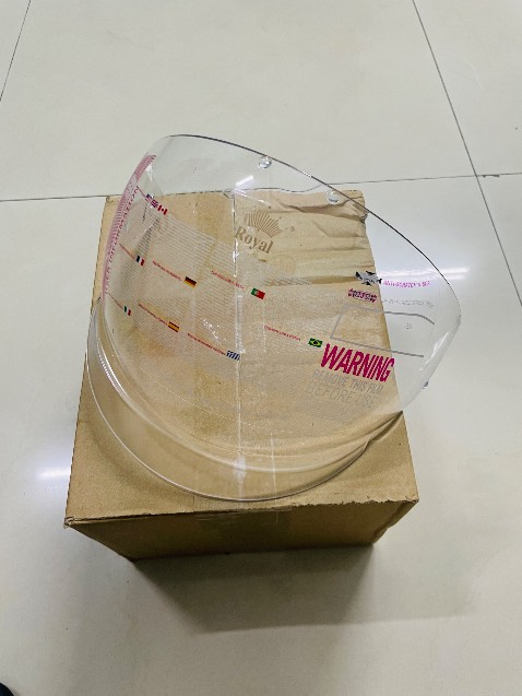 Hàng đóng gói cẩn thận, còn nguyên seal trên mặt kính.