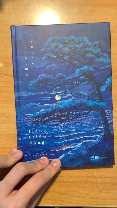 Sách bị in ngược từ đầu đến cuối chưa kể đến những vết nhớp nhớp dính dính tại bìa và bị sờn phần bìa. Giao hàng nhanh nhưng chất lượng sách quá tệ!!!