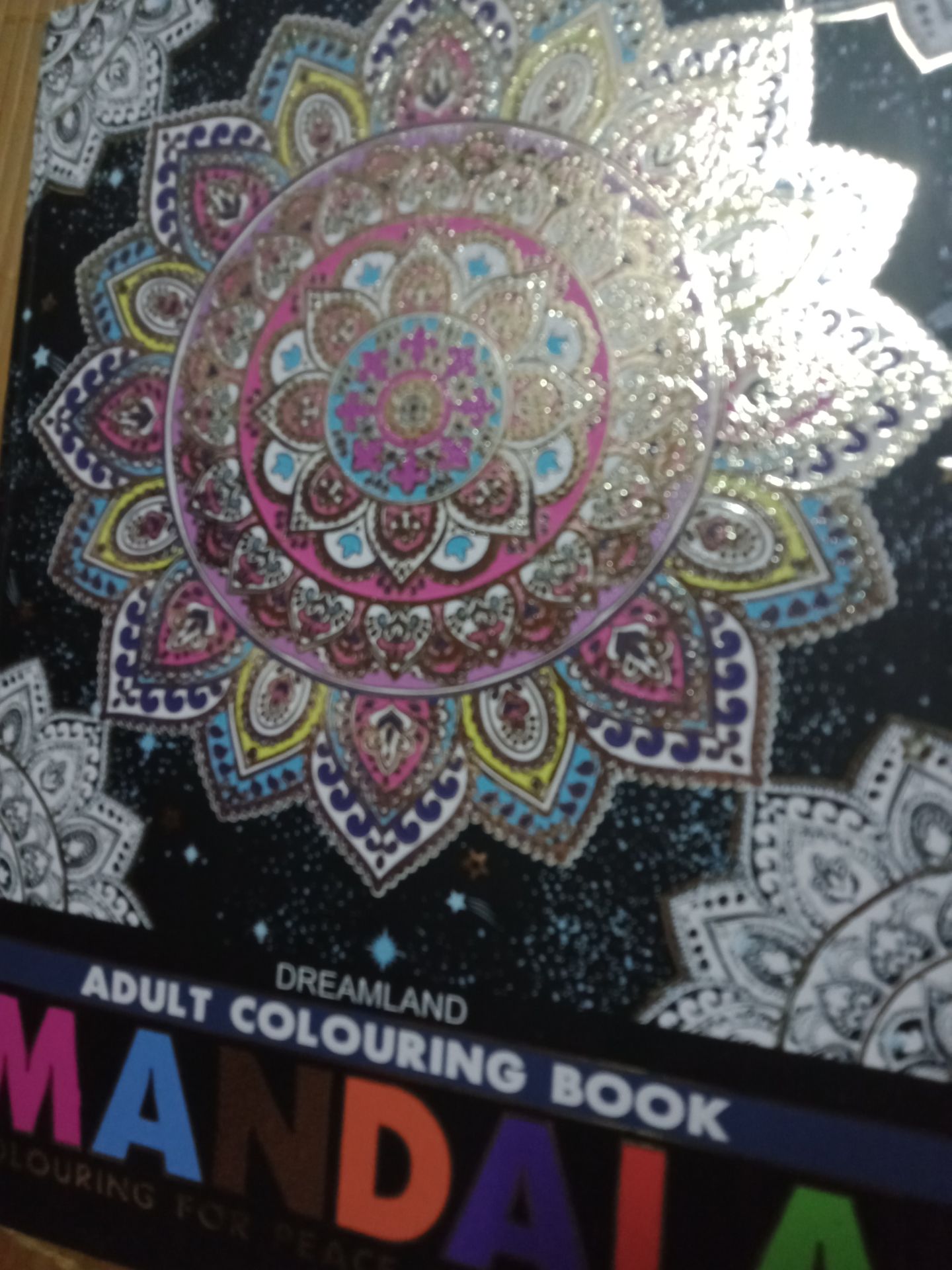 giấy sách rất thích họp để tô màu, nhưng mới đầu tô nên cẩn thận vì tì tay vào không đúng gáy sách sẽ bị hỏng