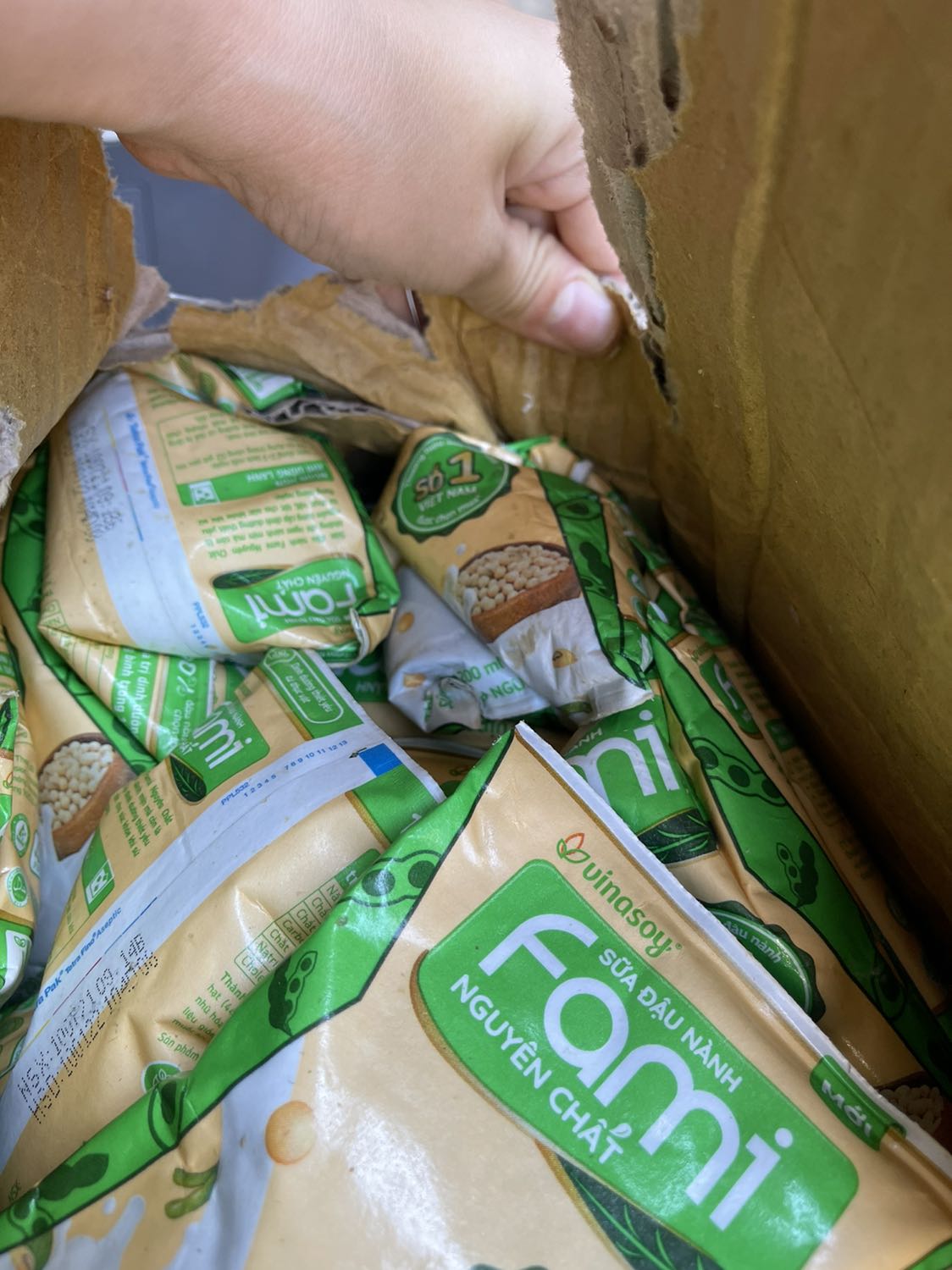 Mọi ng mua sữa là sản phẩm uống vào người nên hãy là ng tiêu dùng thông minh sáng suốt để lựa chọn đúng shop với đúng chất lượng. Còn đây là hàng mà e nhận của shop này đây. Treo đầu dê bán thịt ***. Và đây là những hình ảnh để mọi ng cùng tránh.
1: Sữa ko để trong thùng mà cho vào thùng giấy ko nhãn mác hiệu. Bọc sơ cua nhận tới tay thì thùng giấy ko nhãn mác này bị mục ẩm ướt và rất mùi ám hết vào túi sữa. Do kp thùng của hãng nên ko có độ cứng thành ra trong lúc vận chuyển bị hỏng hết các túi sữa bên trong. Có hình ảnh bên dưới m có đăng
2: Tất cả các túi sữa bên trong để kung tung, bị nhàu nát hết túi sữa, các túi sữa bị dính nc ẩm mùi hôi rất khó chịu. Hds có túi còn bị mờ đi như kiểu thùng này tráo mấy loại hàng vào với nhau vì ngay từ đầu đây kp 1 thùng sữa đóng nguyên zin. 
3: tất cả các cạnh ven túi bị bung chất dính và bẩn kinh khủng mùi hôi nữa ko thể nào mà cắn hay xe ra rồi mút đc vì xq đó rất rất bẩn.
4: Chỉ vì mua hàng sale rẻ hơn 20-30k  mà mua phải sưa ntn thì thà mua đắt lấy clg còn hơn rẻ mà mua về ko ăn ko uống nổi. Mua sự bực tức vào người. Nhận hàng từ từ mở ra mà cảm nhận là mùi hôi, nhìn túi sữa bẩn dơ rồi ọp ẹp vì dính nước.
5: Tôi cũng là ng kinh doanh buôn bán, nhưng làm gì bán gì hãy nên có tâm thì mới lâu dài đc. Nhất là lĩnh vực thực phẩm ntn. Tôi là ng khá dễ tính mà tôi nhận hàng ko thể chấp nhận nổi. Làm ăn thế này thì cái tâm vứt bỏ đi cho xong rồi. À mà có tâm thì đã ko bán mấy kiểu sữa ntn. Đôi lời gửi về cái đánh giá cho shop.
Thân ái và ko bao giờ gặp lại! 
Kinh tởm!