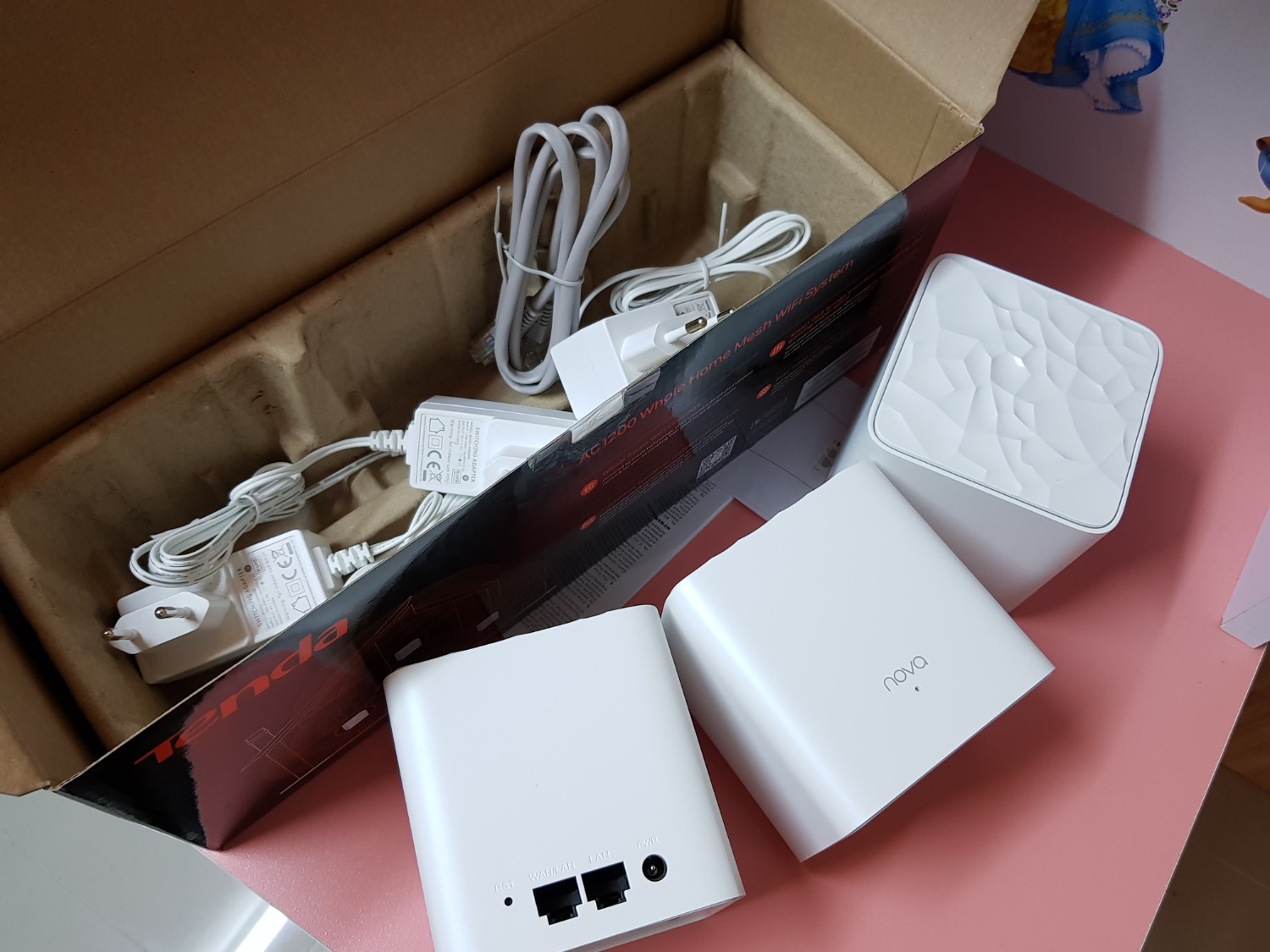 Mình đọc review, Specs rất nhiều trước khi mua và cũng đã có 1 bộ y như vầy mua tại của hàng giá 2,6t nên thấy Tiki giảm còn 1,6t thì mua. Nhưng có những thứ ẩn không công bố nên dùng mới biết chứ không có tài liệu công bố.
1. Nếu mạng internet >100Mb thì hầu như chỉ 100Mb là max. vì mình thuê bao 150Mb mà không tài nào *** dc lên 100Mb dù router cũ vẫn *** >150 mình thường. Mua cái đầu đường truyền nhà mạng chỉ có 90Mb max nên không để ý! (gói cty với IP static)
2. Cổng LAN trên node ko kết rối dc với đầu ghi camera analog dù vẫn dùng bình thường với router trước và chỉ có 100Mb max LAN. Nên dùng Gigabit thì ko nên!
3 . App hay bị đơ và rớt khi thêm bộ mesh thứ 2.
4. Dù các tầng và node đều báo đèn xanh nhưng tốc độ ko ổn định cho lắm ở cái xa nhất vì mình để cái chính tầng 3, 1 cái tầng 2, và tầng 1 rất chập chờn. Các bạn nên bố trí node chính ở giữa thì tốt.
5. Chỉ có 1.6 triệu cho 1 bộ cho mesh 3 nodes thì như vầy là chấp nhận dc. Nhưng hãng nên công bố tất cả thông số thì tốt hơn là mập mờ không nói các thông số hạng chế!
6. Nếu nhà rộng và 2 tầng thì phủ sóng rất tốt vì cái đầu mình dùng như vậy và ất hài lòng.