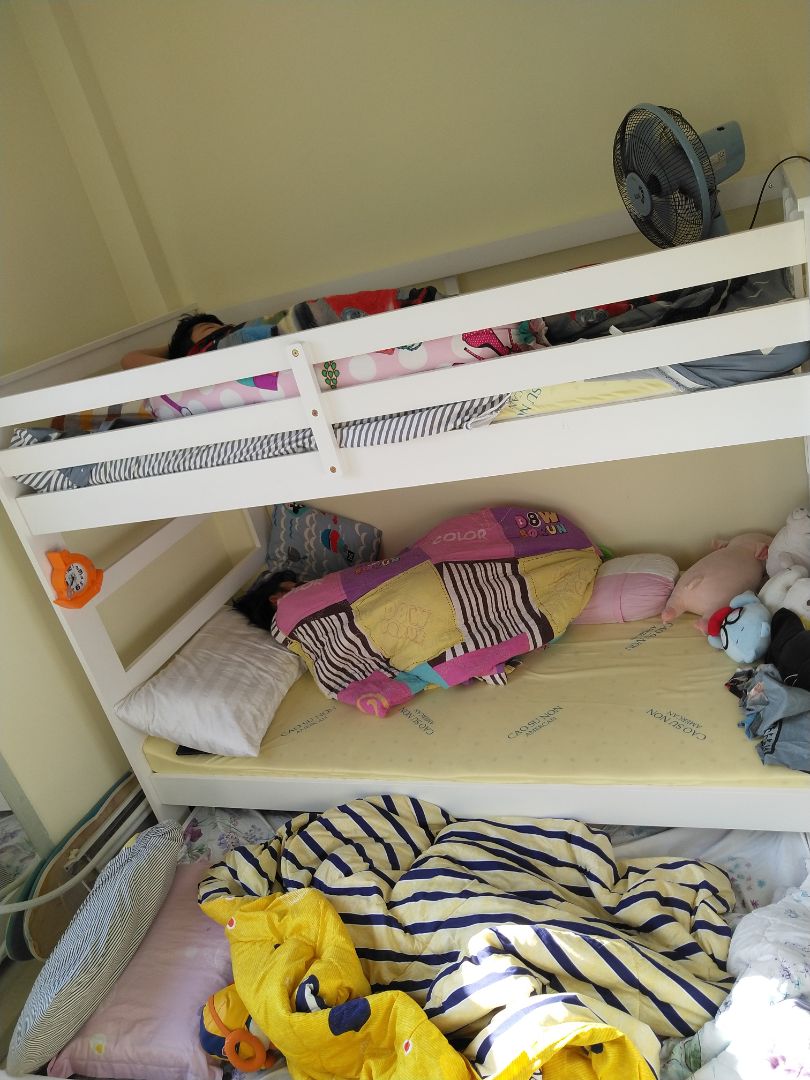 đẹp, sử dụng tốt, dễ lắp ráp, màu sáng, có tủ hơi khó đẩy, cửa hàng nhớ để giấy hướng dẫn ráp đẹp, sử dụng tốt, dễ lắp ráp, màu sáng, có tủ hơi khó đẩy, cửa hàng nhớ để giấy hướng dẫn ráp