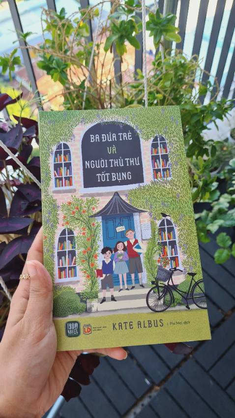 [Ba đứa trẻ và người thủ thư tốt bụng]
Câu chuyện về 3 đứa trẻ mồ côi tìm kiếm một người giám hộ trong cuộc sơ tán giữa Thế chiến thứ II. Những mơ mộng, kỳ vọng va phải những khó khăn, vất vả, đố kỵ, những tình huống trớ trêu tưởng như không thể tháo gỡ đã được giải quyết bởi tấm lòng nhân hậu, sự thông cảm và tình yêu thương.
Chuyến phiêu lưu của ba đứa trẻ giúp người lớn nhận ra những giá trị tốt đẹp của niềm tin, hy vọng và nỗ lực.
#baduatrevanguoithuthutotbung