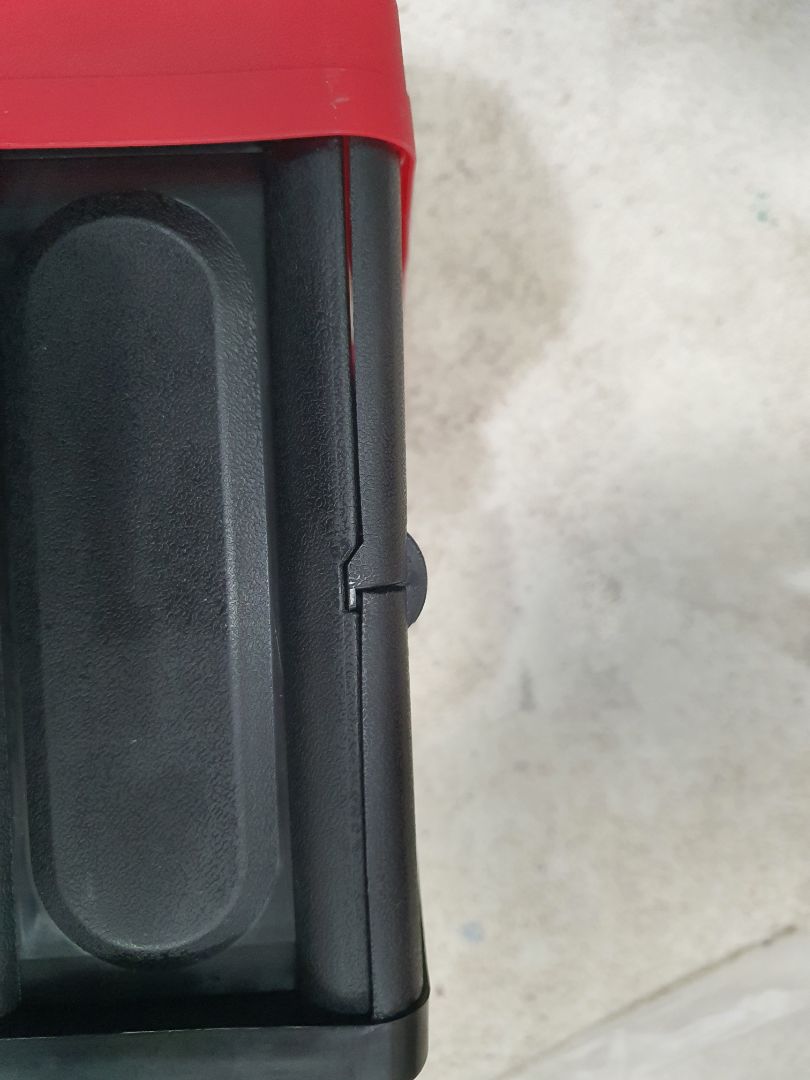 Sản phẩm đúng hình, giao đủ, đúng hẹn. Có điều chất lượng không như mong đợi (không tương xứng với số tiền lắm)
- Mình chụp kỹ các khớp nối để các bạn hình dung liên kết và chất lượng vật liệu.
- Không ngồi, đứng lên được nhé. Thử tải cái nó khêu khóc ngay :)

Không vì nhu cầu gập gọn khi không dùng thì không nên chọn sản phẩm này (có lẽ tiền nó nằm ở đó).
3* cho sản phẩm và 4*+ cho các dịch vụ kèm theo khác.