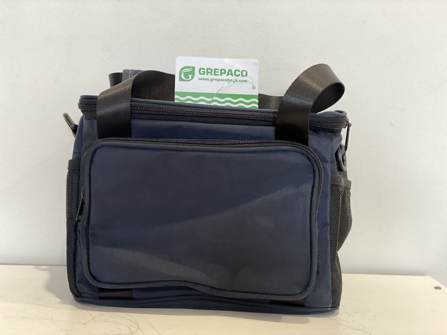 Túi to đựng được nhiều đồ. Chất lượng hoàn thiện tốt, chắc chắn và đẹp. Tặng thêm đồ đựng giữ nhiệt đựng nước khá tiện lợi.