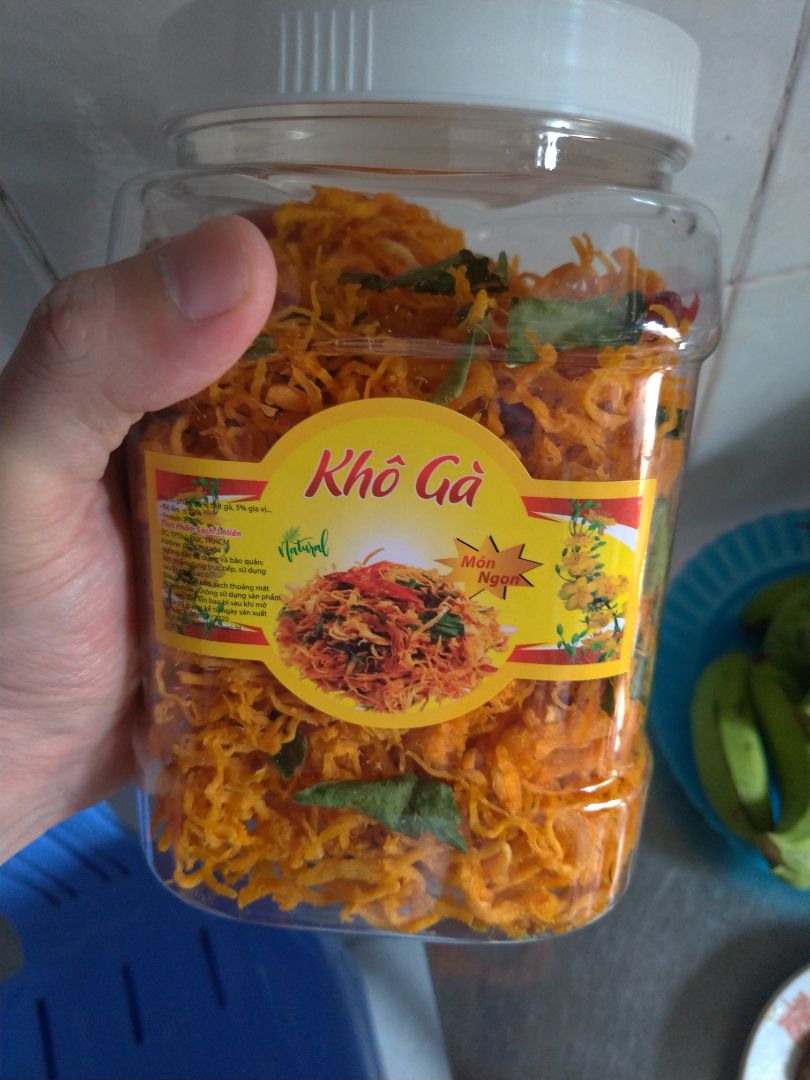 quảng cáo là khô gà thượng hạng cao cấp nhưng chất lượng ko như quảng cáo, khô gà mềm như bị ẩm, chứ không khô ráo, thịt gà bở, ướp màu quá đậm, hơi ngọt, so vơi những loại trước đây mình ăn thì không ngon bằng, hơi thất vọng.