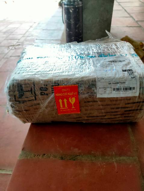 Giao hành nhanh hơn dự kiến shipper rất thân thiện. Nhưng đóng gói ẩu qua hàng dễ vỡ mà k có xốp chống sốc bị móp đáy *** mấy 6 7 *** vị bia uống khá lạ vì chưa uống bh. Uống rất êm mùi thơm uống xong có vị béo đọng lại nhưng tại chưa quen nên mùi khá lạ. Mới lại tưởng bia nhập nên mua thử hóa ra bia sx tại vn. Đánh giá 4 sao vì đóng gói ẩu bị móp méo sản phẩm rõ là có tem hàng dễ vỡ mà k bọc xốp chống sốc.