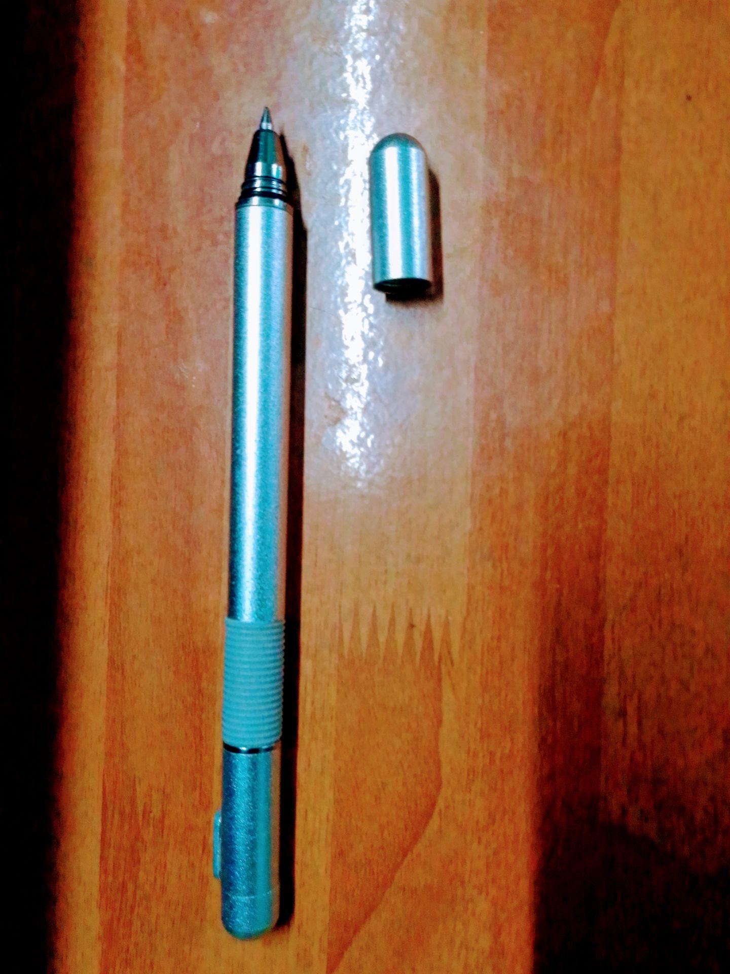 mới mua về mất một chút thời gian để làm quen, có 2 đầu sử dụng rất tiện,l(1 đầu cảm ứng, 1 đầu bứt bi và có tặng kèm theo một đầu thay đổi của bên đầu cảm ứng) sản phẩm này rất thích hợp với mọi người và đặt biệt đối với các bạn thích vẽ. Nói chung là một sản phẩm rất tốt....