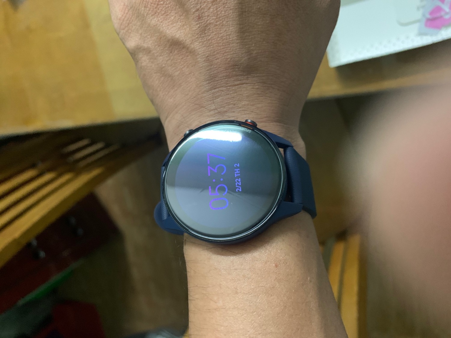 Đặt hàng ngày 18/2, nhận hàng ngay 22/2. Rất hài lòng về sản phẩm và giá cả hợp lý. Nhờ nhân viên Bên TGDĐ hỗ trợ dán màn hình (miễn phí và thái độ thân thiện).