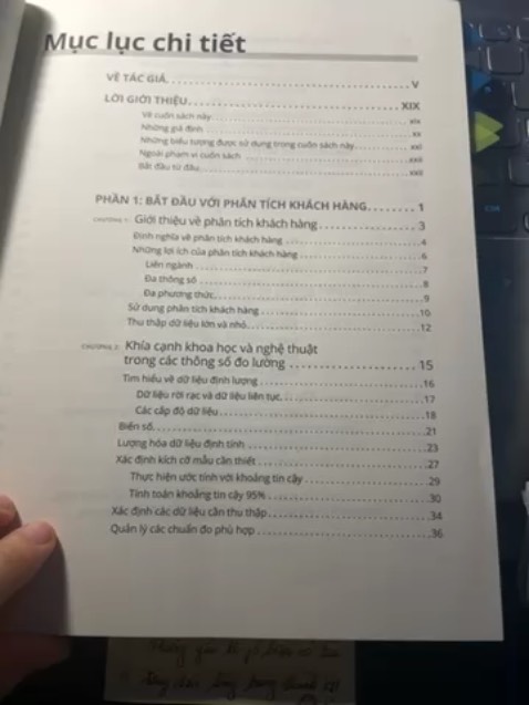 Sách có nhiều kiến thức hữu ích trong phân tích hành trình khách hàng, các chỉ số đo lường khách hàng cơ bản và cách tạo lập project khảo sát khách hàng để đánh giá sự hữu dụng, trải nghiệm hành trình khách hàng