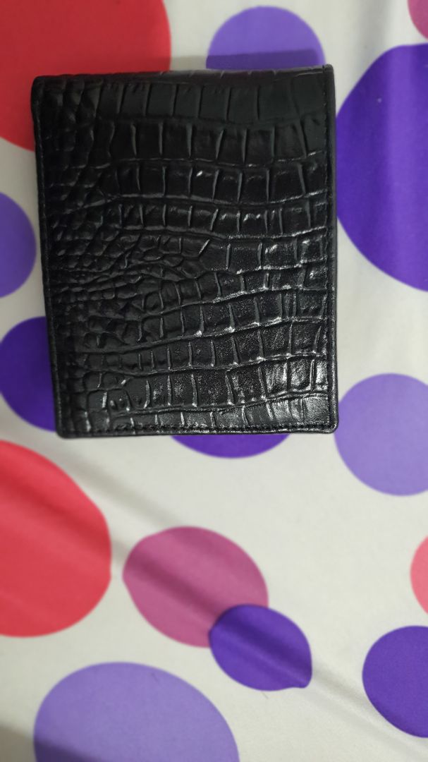 Không giống như hình, không có logo và chữ Huy Hoàng