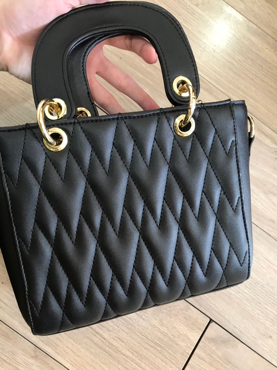 túi nhìn cưng lắm ạ . chất da mềm đường chỉ may cũng đẹp lắm ạ . màu đen zễ phối đồ cực .cảm ơn shop và luôn ủng hộ shop ạ