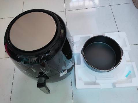 Nồi chiên siêu to khổng lồ. Tiki giao hàng nhanh. Quạt kêu hơi to. Phải chờ time sử dụng mới đánh giá được chất lượng. Hy vọng nồi bền. Nếu nhà chỉ có 4-5 thành viên thì nên mua nồi loại 5 tới 5.5L là ok. Nồi này to lắm. Mọi người nên cân nhắc về kích cỡ của nồi.