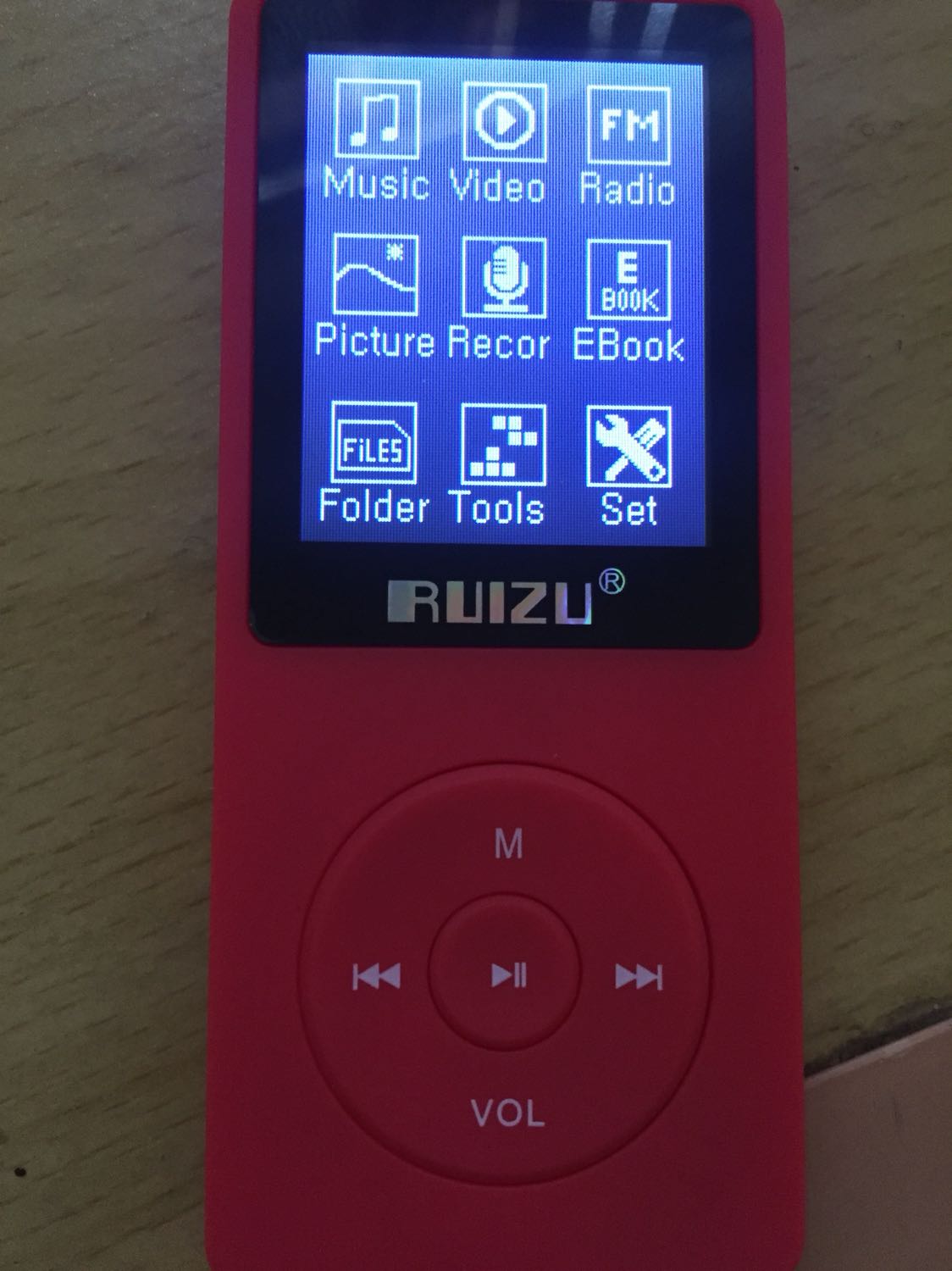 Máy ghe nhạc có khả năng đọc file txt, nghe radio và xem video được thì rất là okie.
Đã thử tất cả các tính năng và thấy ổn, không khó sử dụng mà còn vô cùng gọn nhẹ, tiện lợi.