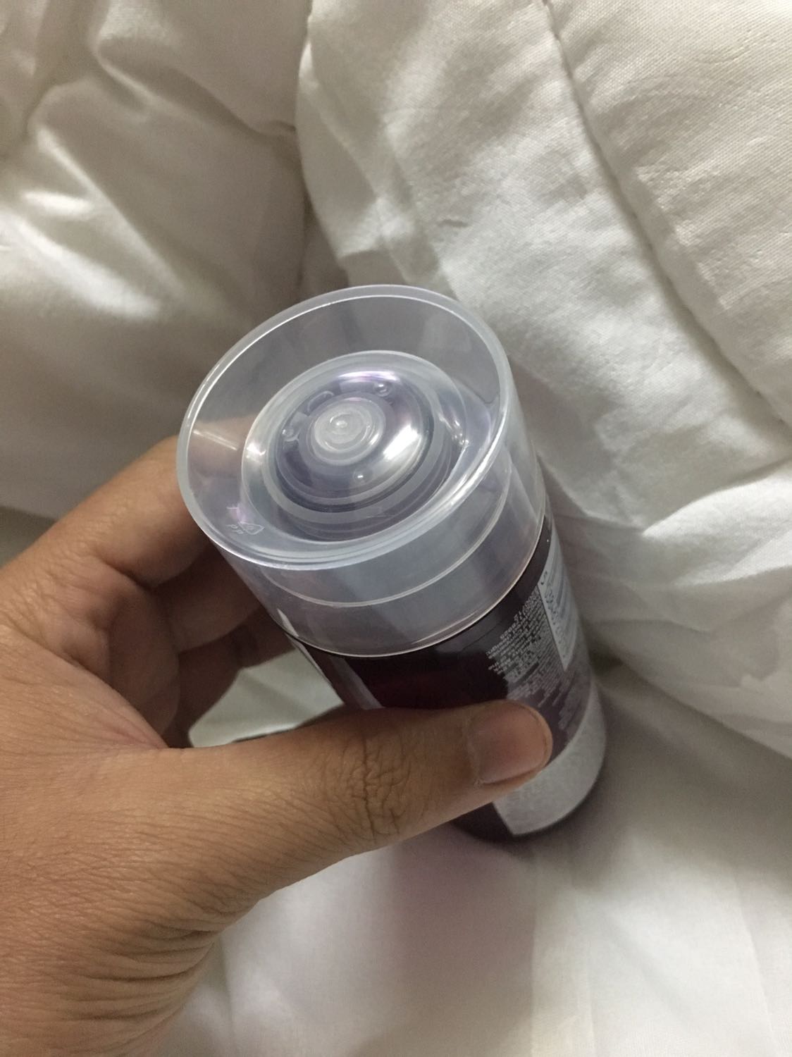 Thấy mọi người chê ko có tem niêm phong mình mở hộp thì thấy có băng dính dầy dán niêm phong mà. Có tem phụ nhà nhập khẩu DKSH nên cũng yên tâm hơn. Mùi thơm hăng hắc. Sử dụng thấy cũng ổn nhưng nhìn lọ đẹp nên thích hơn loại khác ?