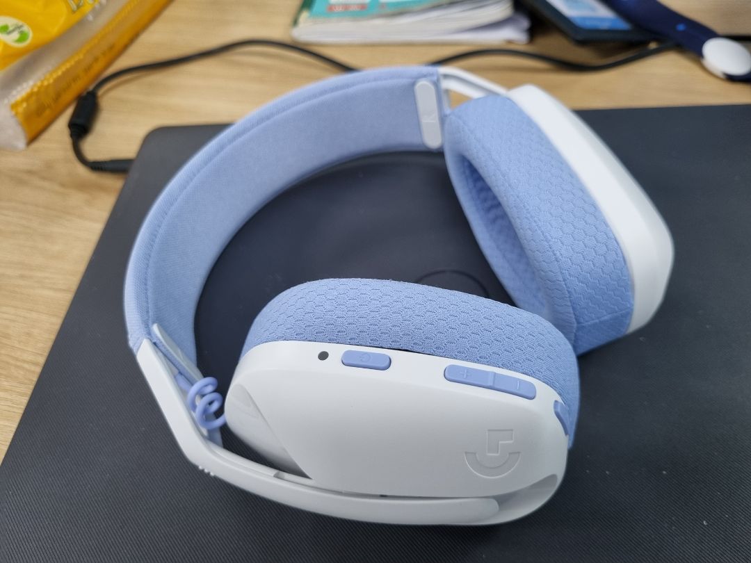 giao nhanh, nghe ổn, tai nghe rất nhẹ, do nhẹ quá nên cảm giác như ọp ẹp nhưng khá chắc chắn. nghe hay, có chống ồn, ôm hết tai nên không có csmr giác đau. dây sạc pin dài nên rất tiện khi vừa hết pin mà vẫn muốn làm việc. good