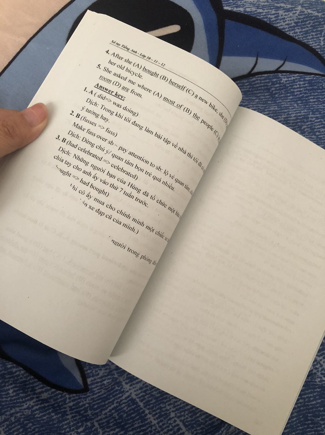 Về phần của Tiki: Giao hàng nhanh, nhân viên thân thiện, lịch sự, giá bán tốt.
Về nội dung sách: thật sự mình cực kỳ thất vọng. Nội dung tóm tắt nhìn chung khá đầy đủ, nhưng bị trùng lặp khá nhiều. Copy y chang nội dung cũ ở phần trước mang sang trang mới mà không có bất kỳ phần giải thích nào thêm. Không biết tác giả có xem lại toàn bộ sách mình biên soạn trước khi in ấn không nhỉ?
Sách in rất ẩu, bị mất trang nhiều.