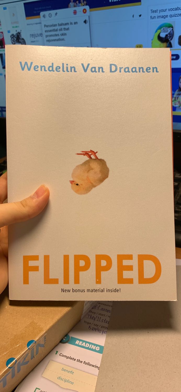 Nhìn mặt đầu sách khá OK nhưng mặt sau hơi bị nhăn, ko có bookcare , mình ko phải là người quan trọng mấy cái thứ bên ngoài này nên mình bỏ qua nhưng mình hơi thất vọng khi giao hàng là trên hộp hàng còn dính bã kẹo cao su, thật sự rất là gớm. Mình chụp ở đây có một chút thôi chứ phần bã kẹo còn lại dính hết vào tay với xe mình