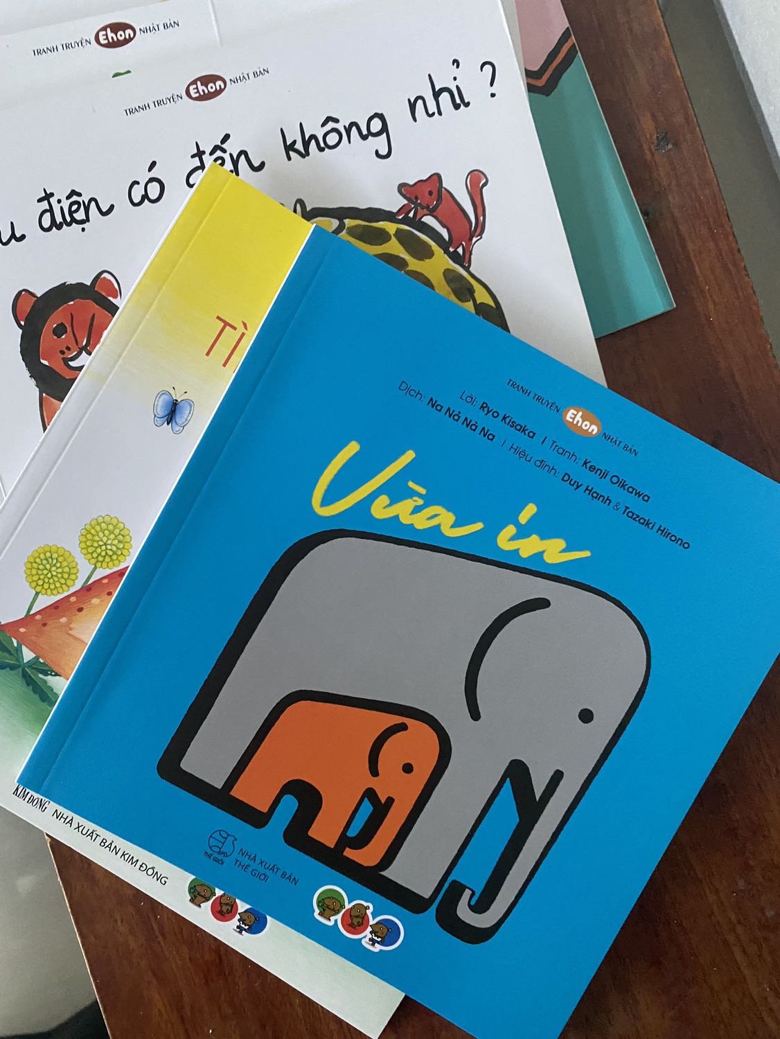 cuốn này thì bạn bé nhà mình đọc, mua để giúp con học màu sắc là chính, chứ chưa tự đọc dc