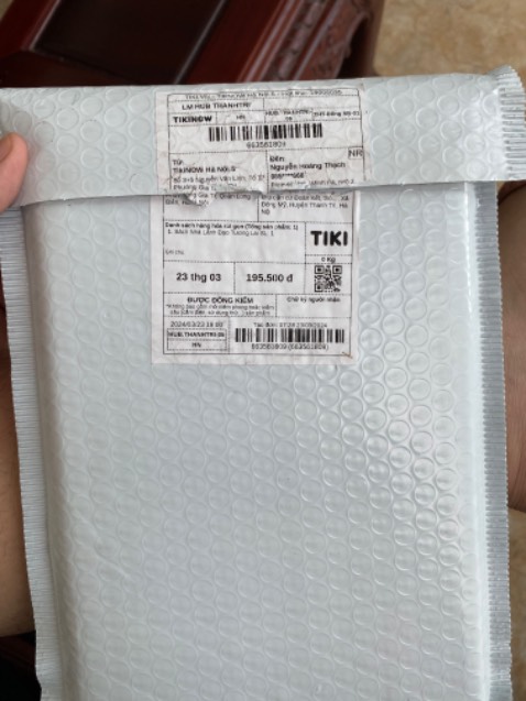 Shop bán hàng quá tệ. Bán là chỉ biết đăng bài lên bán. Khách nhắn tin thì không trả lời, bán sách bìa cứng, giao bìa mềm rồi còn tráo trở báo tiki là lỗi do khách ấn nhầm, không đọc kỹ sản phẩm.
Thời đại nào rồi mà còn đổ cho khách không đọc kỹ sản phẩm, đơn mua vẫn còn rành rành ra đấy mà nói khách nhầm. 
Khách không bao giờ nhầm, chỉ có shop sai mà không nhận, không dám nhận, không một lời xin lỗi, để khách chờ gần 1 tuần không 1 câu trả lời. 
Tiki mà cho đánh giá 0 sao thì có khi cũng không xứng đáng, âm điểm chất lượng!!!!