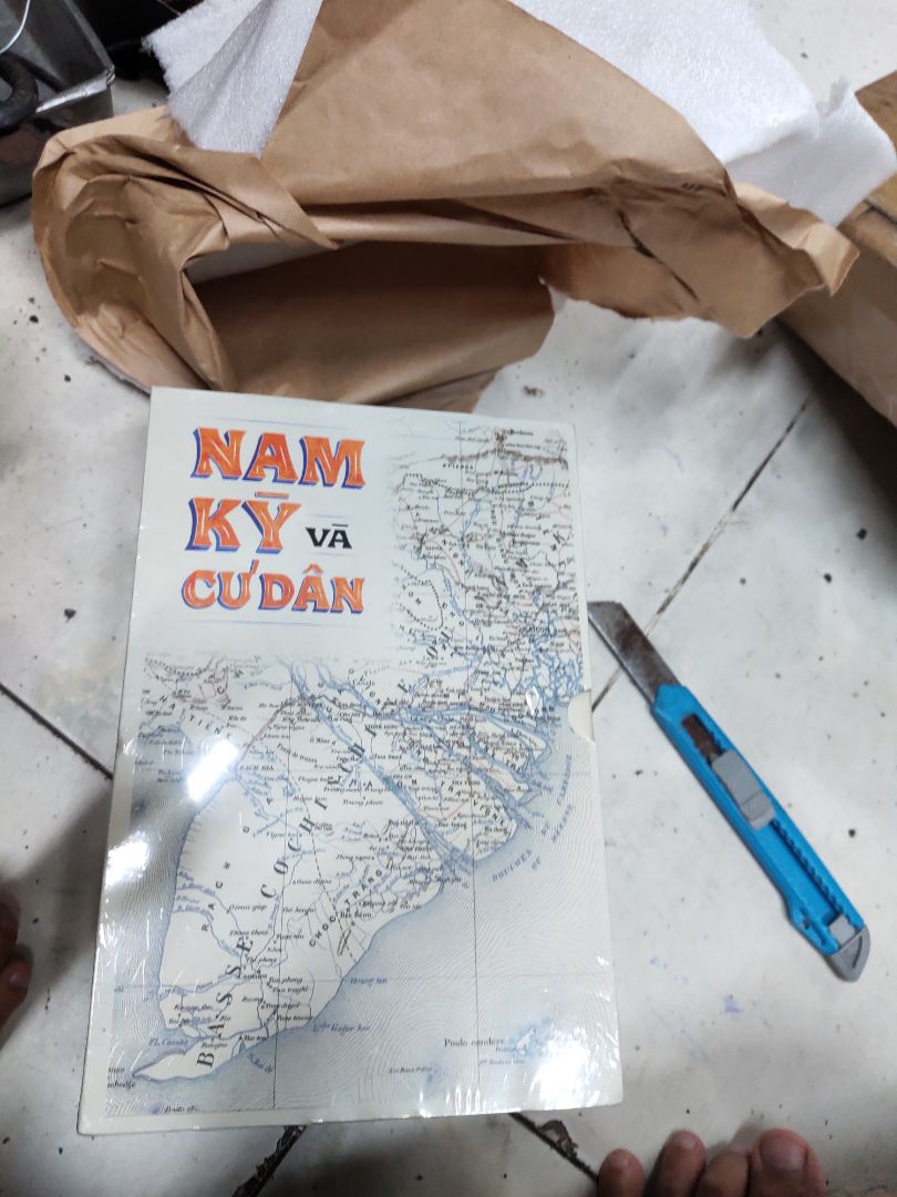 shop đóng gói kỹ bọc xốp okie lắm.  mình khá hài lòng. chất lượng in bêm trong khá ổn