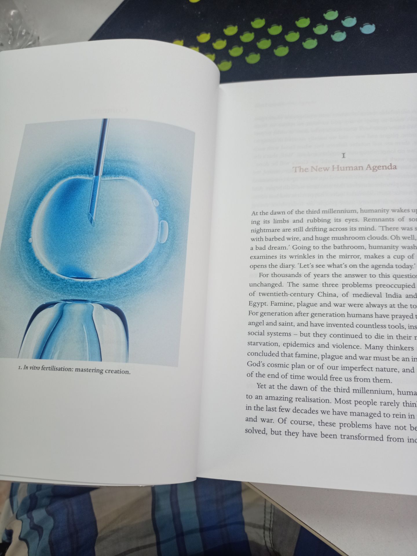 Sách dày và khá nặng vì sách in màu trên giấy bóng. Giá sách rẻ so với chất lượng.