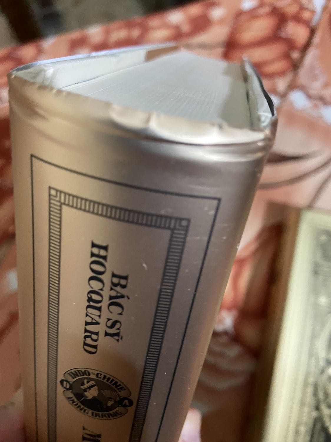 Bản đặc biệt mà kém xa bản phổ thông quá nhiều mà giá lại quá cao, quá xa vời ảo tưởng *** giá bán. Không ngờ mua sách giá cao dù đã được giá khuyến mãi áp mã ưu đãi nhưng để rồi nào ngờ chất lượng thấp, sách móp méo gãy dập, cong vênh. 

Tiki giao sách trong 1 cái hộp mỏng manh, sách dập gập đầu méo mó, giao hàng quá lâu. Không email thông báo giao hàng như mấy lần trước. KHUYÊN CÁC BẠN CHỈ MUA SÁCH SHIP NHANH 2H SÁCH VẬN CHUYỂN XA RẤT LÀ ĐÁNH CƯỢC MAY RỦI, HÊN XUI, ĐEN ĐỎ… NHẬN SÁCH BÓC HỘP RA MÀ NHÌN MẤT CẢM TÌNH - BỰC CẢ MÌNH… TIKI NÊN RÚT KINH NGHIỆM SÂU SẮC VỀ MẤY ĐƠN GIAO HÀNG XA MÀ NHẬN HÀNG GẦN NHƯ TỒI TỆ…

Bìa và hình ảnh trong sách tệ.