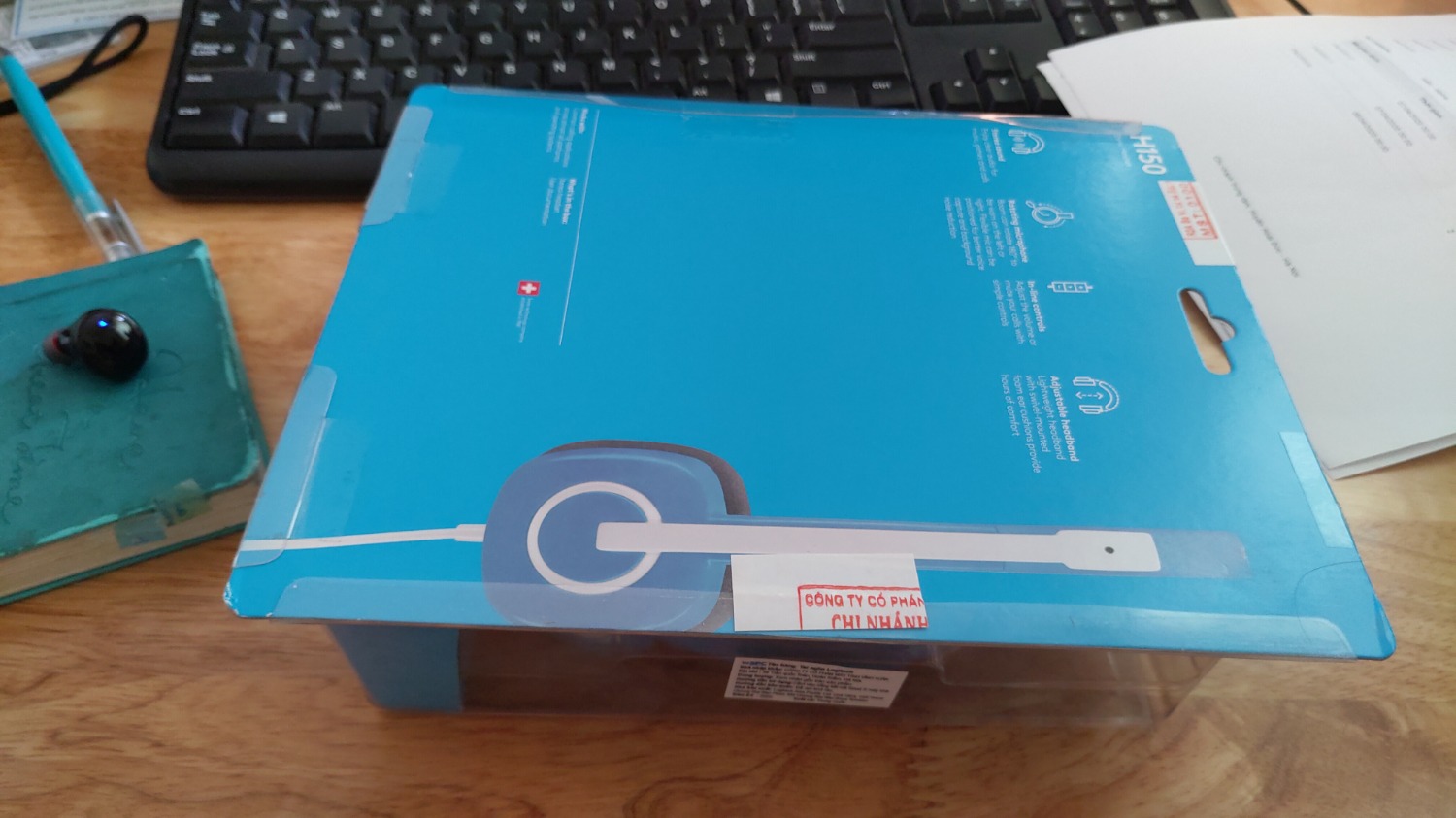 mục đích là dùng để nghe và ghi âm học ngôn ngữ sau vài ngày mình thấy âm thanh nghe được, mic thu tiếng cũng được, gg translation nghe đc mình nói và giá tiền phù hợp, à mà bởi vì mình dùng trên máy tính để bàn do đó chọn sp này khi có 2 dây giắc riêng và thực tế như nói ở trên recording ổn.  ( ngoài ra mình ko có nhu cầu sử dụng tai nghe này với điện thoại, đem di di chuyển mọi nơi, chỉ sd với pc do đó ko có gì để nói khi kết hợp tai nghe với smartphone) 
- thêm nữa, mình mua với giá của chiếc màu xanh ( ko phải #1 xanh - giá 254k) chênh nhau 30k, thấy khi giao hàng ra ngoại thành HN là tikinow và mình ko phải trả thêm phí gì khác, hoàn toàn okay. 
- Khi bóc hộp chỉ có tem niêm phong và tem bảo hành của đơn vị ( phân phối tại Việt Nam - maybe ) như ảnh chụp do vậy, chả có gì nhiều để nói đây là sp chính hãng Logitech hay ko. tạm thời ở mức độ giá cả và dịch vụ đã nhận + thêm đã đáp ứng đc nhu cầu, thì việc chính hãng hay ko, để có duyên thì tìm hiểu thêm sau. mục đích là dùng để nghe và ghi âm học ngôn ngữ sau vài ngày mình thấy âm thanh nghe được, mic thu tiếng cũng được, gg translation nghe đc mình nói và giá tiền phù hợp, à mà bởi vì mình dùng trên máy tính để bàn do đó chọn sp này khi có 2 dây giắc riêng và thực tế như nói ở trên recording ổn.  ( ngoài ra mình ko có nhu cầu sử dụng tai nghe này với điện thoại, đem di di chuyển mọi nơi, chỉ sd với pc do đó ko có gì để nói khi kết hợp tai nghe với smartphone) 
- thêm nữa, mình mua với giá của chiếc màu xanh ( ko phải #1 xanh - giá 254k) chênh nhau 30k, thấy khi giao hàng ra ngoại thành HN là tikinow và mình ko phải trả thêm phí gì khác, hoàn toàn okay. 
- Khi bóc hộp chỉ có tem niêm phong và tem bảo hành của đơn vị ( phân phối tại Việt Nam - maybe ) như ảnh chụp do vậy, chả có gì nhiều để nói đây là sp chính hãng Logitech hay ko. tạm thời ở mức độ giá cả và dịch vụ đã nhận + thêm đã đáp ứng đc nhu cầu, thì việc chính hãng hay ko, để có duyên thì tìm hiểu thêm sau.