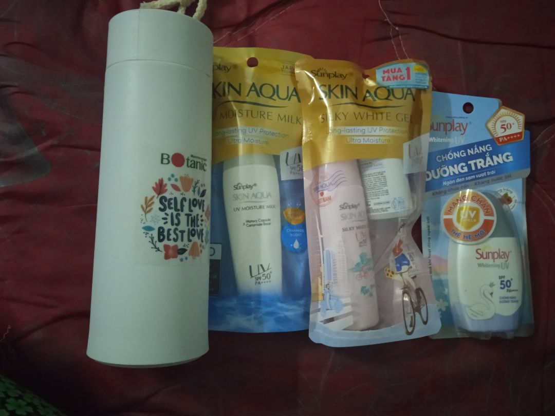 mua đc tặng bình nước siêu dễ thương chắc đc 200ml á, sữa chống nắng rất thích nên mua nha cả nhà iu của kem 🥰😼😻😽