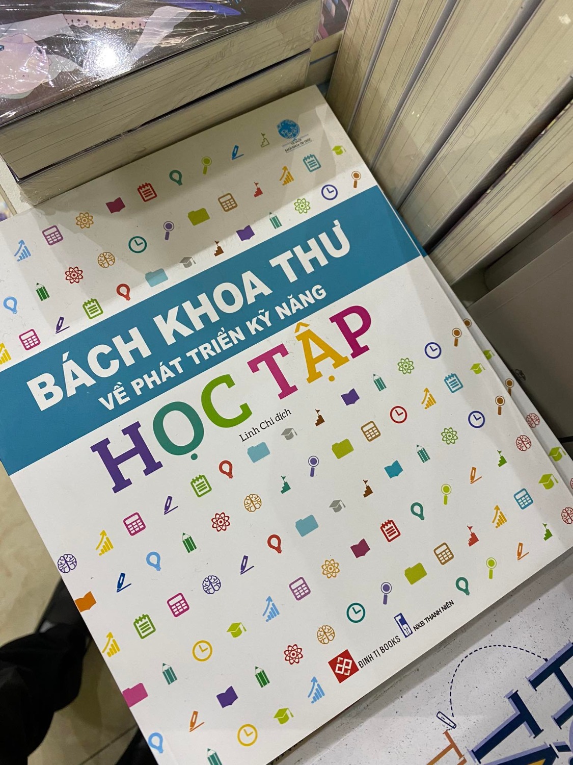 font chữ nhiều chỗ hơi nhỏ, mờ, khó đọc
sách đẹp, màu sắc tươi sáng, 
chưa đọc nên chưa thẩm định dc nội dung
Tết đọc sẽ review thêm