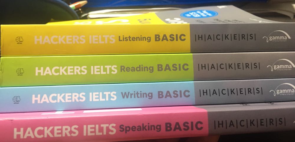 Phải nói là bộ này đỉnh lắm luôn 😢💕 Thiệt sự hối hận vì không mua sớm hơn để học. Mình mua rất nhiều loại sách tiếng anh rồi mà mình thấy tâm đắt nhất bộ này luôn. Ban đầu mình mua thử cuốn speaking học trước sau đó thấy đỉnh quá mua nguyên bộ. Đối với mình khó nhất chắc có lẽ là writting và dễ nhất là reading. Phần reading dễ học nhưng từ vựng cực kỳ nhiều🥲 listening thì công nhận có tâm lắm luôn, có cả cách đọc người anh vs người Mỹ luôn😭 đỉnh lắm. Phần writting thì chỉ cho bạn công  thức để bạn viết hay hơn, có nhiều công thức mình học tới đại học rồi mà vẫn không biết. Còn cuốn speaking thì vừa giúp bạn luyện nghe vừa luyện nói luôn nha. 4 cuốn đều rất có tâm, dịch cực kì kỹ càng luôn, rất đỡ tốn thời gian khi học mà tra từ, sách để hết bên dưới luôn. Mình nói thật mình là một đứa rất dở anh văn nhưng khi học cái bộ này mình học ghiền mà quên thời gian luôn đó. Phải nói là nên mua❤️