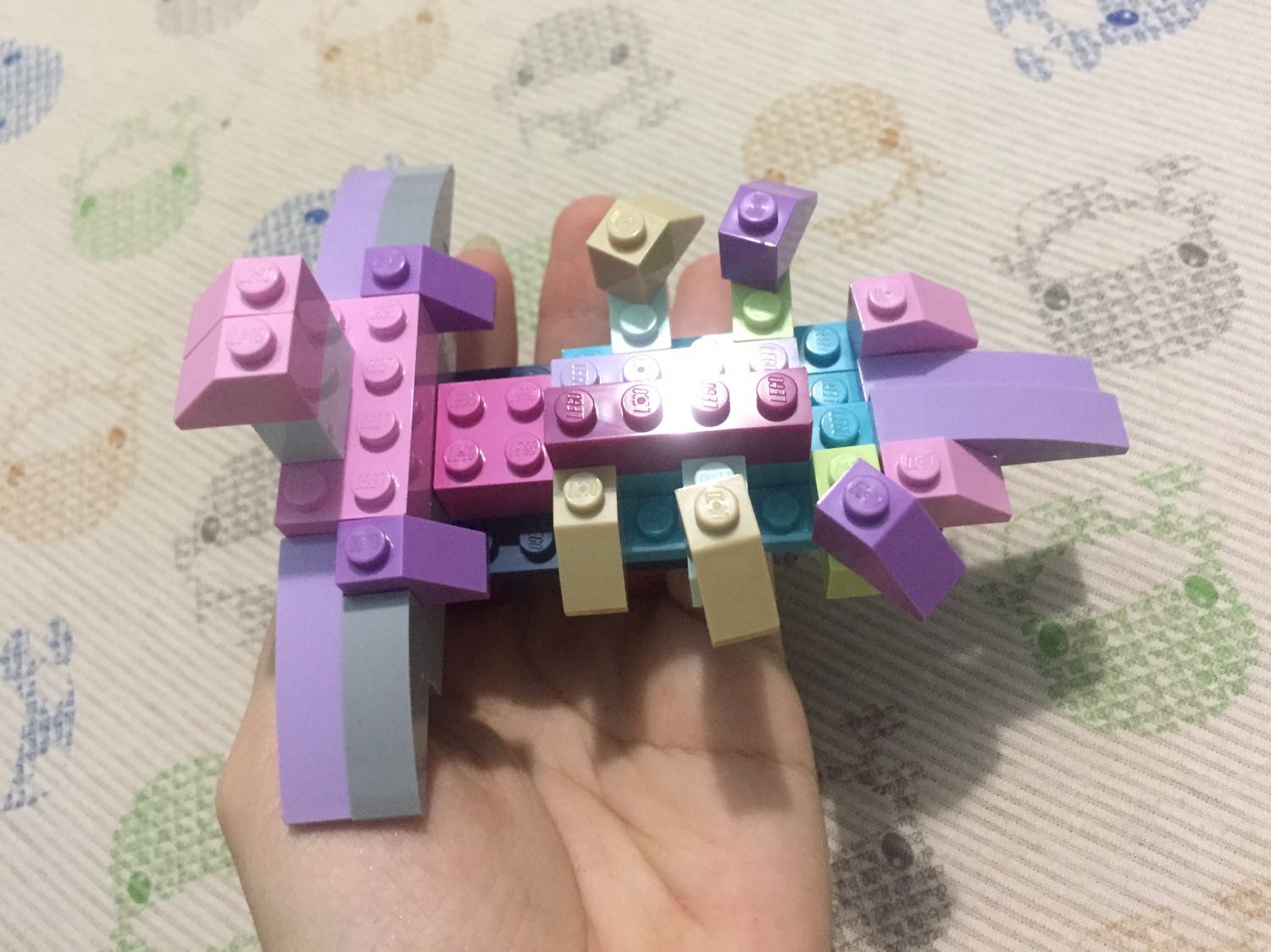 Lần đầu mình mua LEGO, trước đó cũng đọc đc nhiều nhận xét tốt của mọi người...nhưng thực sự chưa hài lòng lắm về sản phẩm! 
Mình xin phép đc review có tâm xíu nên viết hơi nhiều ạ ?
Ưu:
Màu sắc rất đẹp, chất liệu tốt, nhiều chi tiết thoả sức sáng tạo, mảnh ghép sắc nét và tỉ mỉ, yên tâm về xuất xứ. Bé 3 tuổi có thể xếp xe cộ siêu nhân hay đồ vật, con vật đơn giản. Mẹ cũng tha hồ xếp hihi
Nhược: 
Chi tiết hơi nhỏ đến rất nhỏ như các viên tròn để làm mắt chẳng hạn, chưa đến 1cm. Các bé 3 tuổi chơi nên có sự giám sát của người lớn! Còn không thì nên cất bớt các chi tiết nhỏ xíu đến khi bé đủ lớn để ko "buồn buồn lỡ nuốt".
Thất vọng về thiết kế hộp đựng và bao bì. Hộp nhìn to vật vã nhưng đựng chỉ 1/3, ko hiểu làm hộp to cồng kềnh vậy chi trong khi ko chia ô đựng phân loại các chi tiết. Vs điều này thì ko tương xứng vs giá thành và thương hiệu.
Khi mở hộp ra, các chi tiết đc bỏ vô bịch ni lông mỏng dánh phân theo màu, nhưng bịch này chỉ xé ra rồi quăng thui. Rồi xong nguyên mớ lộn xộn, to nhỏ đủ cỡ đủ màu lẫn lộn lạc lối luôn. 
Tự mình phải kiếm túi zip or hộp nhỏ để phân loại ko thì lúc xếp tìm đuối và dễ mất nữa.
Chấm 4* thui nè. 
---The end--- 
Thanks for read
Cùng cảm nhận hãy like và share :)) Lần đầu mình mua LEGO, trước đó cũng đọc đc nhiều nhận xét tốt của mọi người...nhưng thực sự chưa hài lòng lắm về sản phẩm! 
Mình xin phép đc review có tâm xíu nên viết hơi nhiều ạ ?
Ưu:
Màu sắc rất đẹp, chất liệu tốt, nhiều chi tiết thoả sức sáng tạo, mảnh ghép sắc nét và tỉ mỉ, yên tâm về xuất xứ. Bé 3 tuổi có thể xếp xe cộ siêu nhân hay đồ vật, con vật đơn giản. Mẹ cũng tha hồ xếp hihi
Nhược: 
Chi tiết hơi nhỏ đến rất nhỏ như các viên tròn để làm mắt chẳng hạn, chưa đến 1cm. Các bé 3 tuổi chơi nên có sự giám sát của người lớn! Còn không thì nên cất bớt các chi tiết nhỏ xíu đến khi bé đủ lớn để ko "buồn buồn lỡ nuốt".
Thất vọng về thiết kế hộp đựng và bao bì. Hộp nhìn to vật vã nhưng đựng chỉ 1/3, ko hiểu làm hộp to cồng kềnh vậy chi trong khi ko chia ô đựng phân loại các chi tiết. Vs điều này thì ko tương xứng vs giá thành và thương hiệu.
Khi mở hộp ra, các chi tiết đc bỏ vô bịch ni lông mỏng dánh phân theo màu, nhưng bịch này chỉ xé ra rồi quăng thui. Rồi xong nguyên mớ lộn xộn, to nhỏ đủ cỡ đủ màu lẫn lộn lạc lối luôn. 
Tự mình phải kiếm túi zip or hộp nhỏ để phân loại ko thì lúc xếp tìm đuối và dễ mất nữa.
Chấm 4* thui nè. 
---The end--- 
Thanks for read
Cùng cảm nhận hãy like và share :))