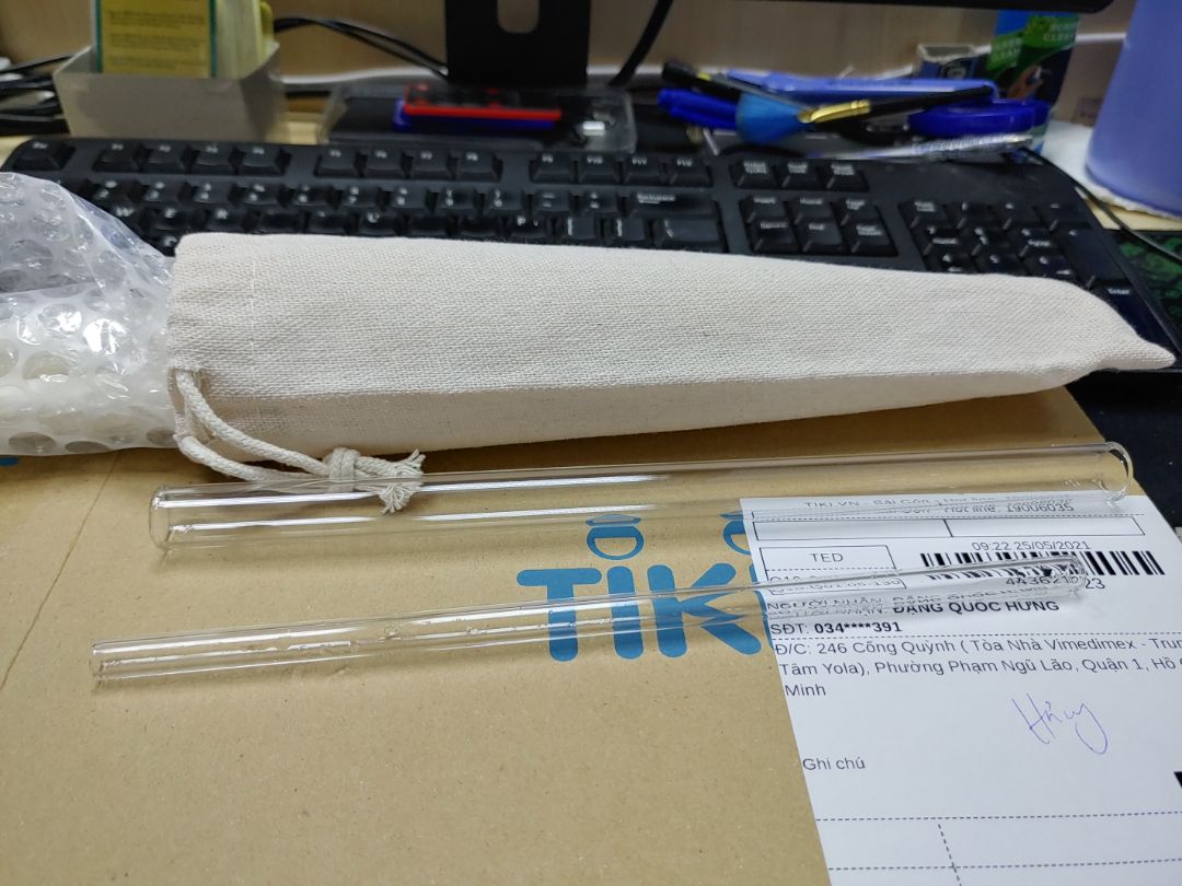 ống hút dầy. cầm chắc tay nên thấy khá an toàn. Túi đựng thiết kế đơn giản gọn gàn. Giao hàng nhanh, nguyên vẹn. Đã dùng thử hơn 1 tháng thấy rất thỏai mái, dễ dàng chứ không cảm giác khó hút như ống kim loại lại vừa tốt cho sức khỏe vì ống trong suốt nên dễ kiểm tra và vệ sinh. Lúc trước mình có mua 1 set ống inox mà thấy hút lên chậm, khó hút, rồi có lúc như hút phải. bụi kim loại vào luôn ấy giờ thì sử dụng bộ thủy tinh này thấy an toàn hơn nhiều rồi. Có khuyết điểm duy nhất là khi gom lại bỏ trong túi đựng nó va vào nhau kêu lách cách phải chi có bán loại túi rời đựng từng ống hoăc trang bị tráng các ống chạm nhau thì hoàn hảo luôn.