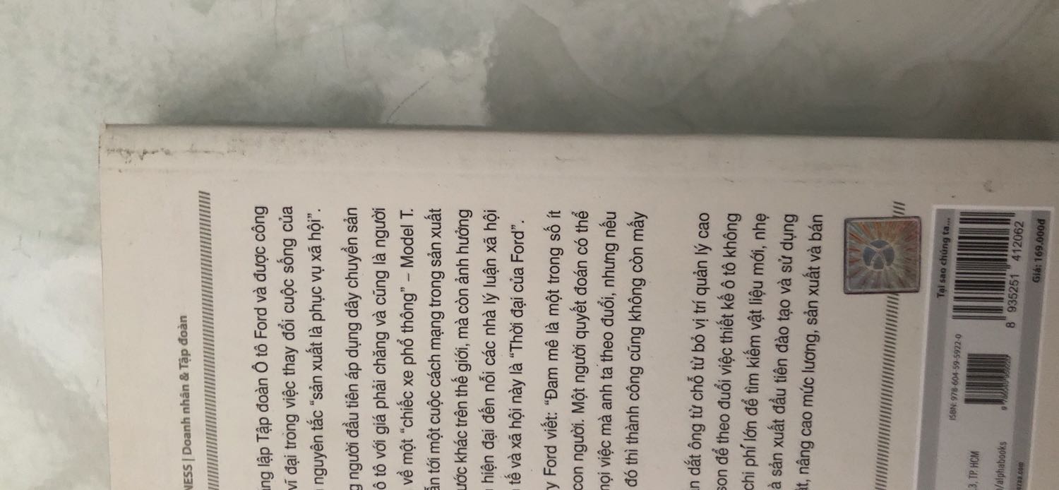 1/ Góc trên của sách bị nhăn nhúm - do bảo quản không tốt.

2/ Bìa sau sách bị dính sước vết đen nhiều